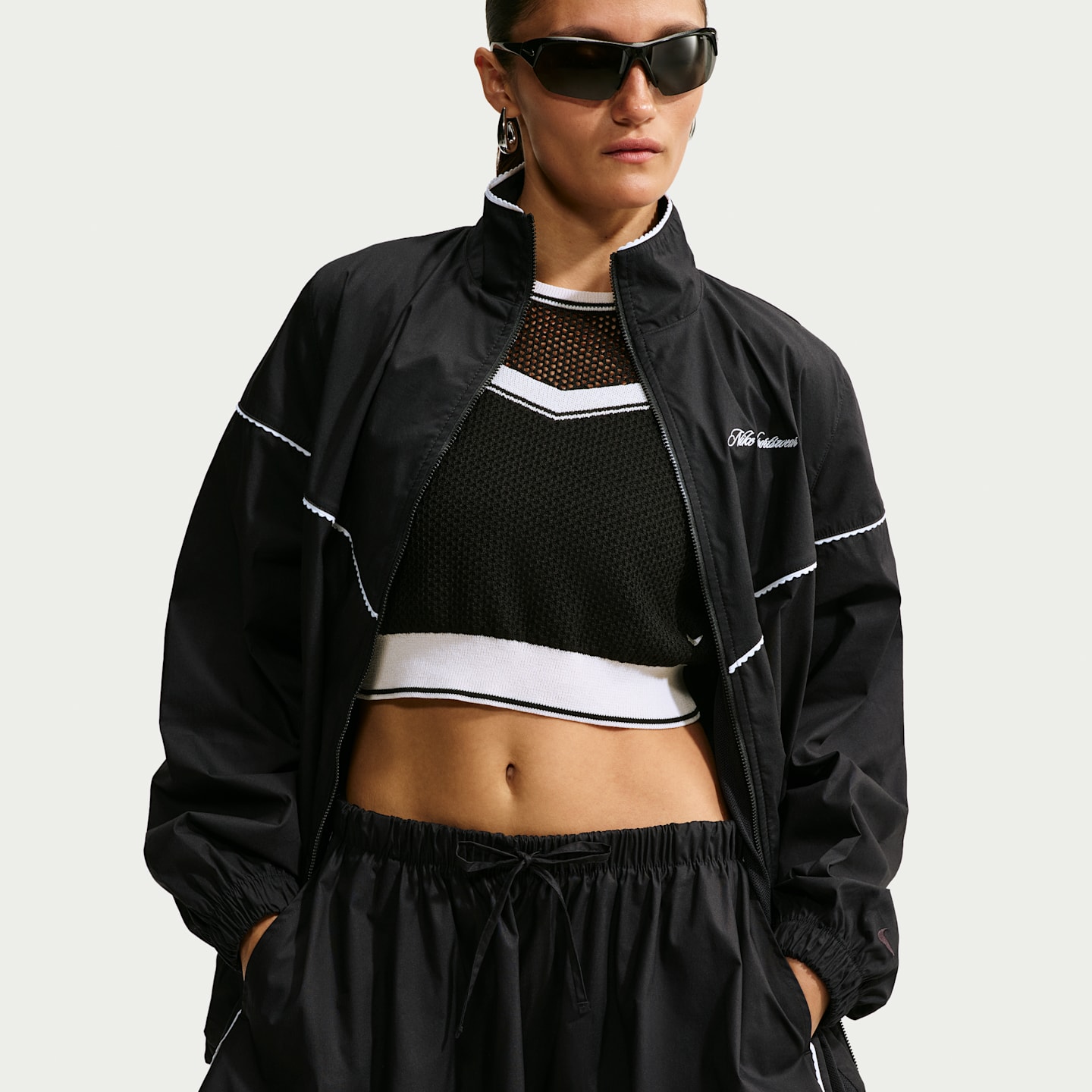 Женская поплиновая юбка Nike Sportswear с фигурным краем и средней посадкой, цвет: Чёрный / Молочный — фото 4