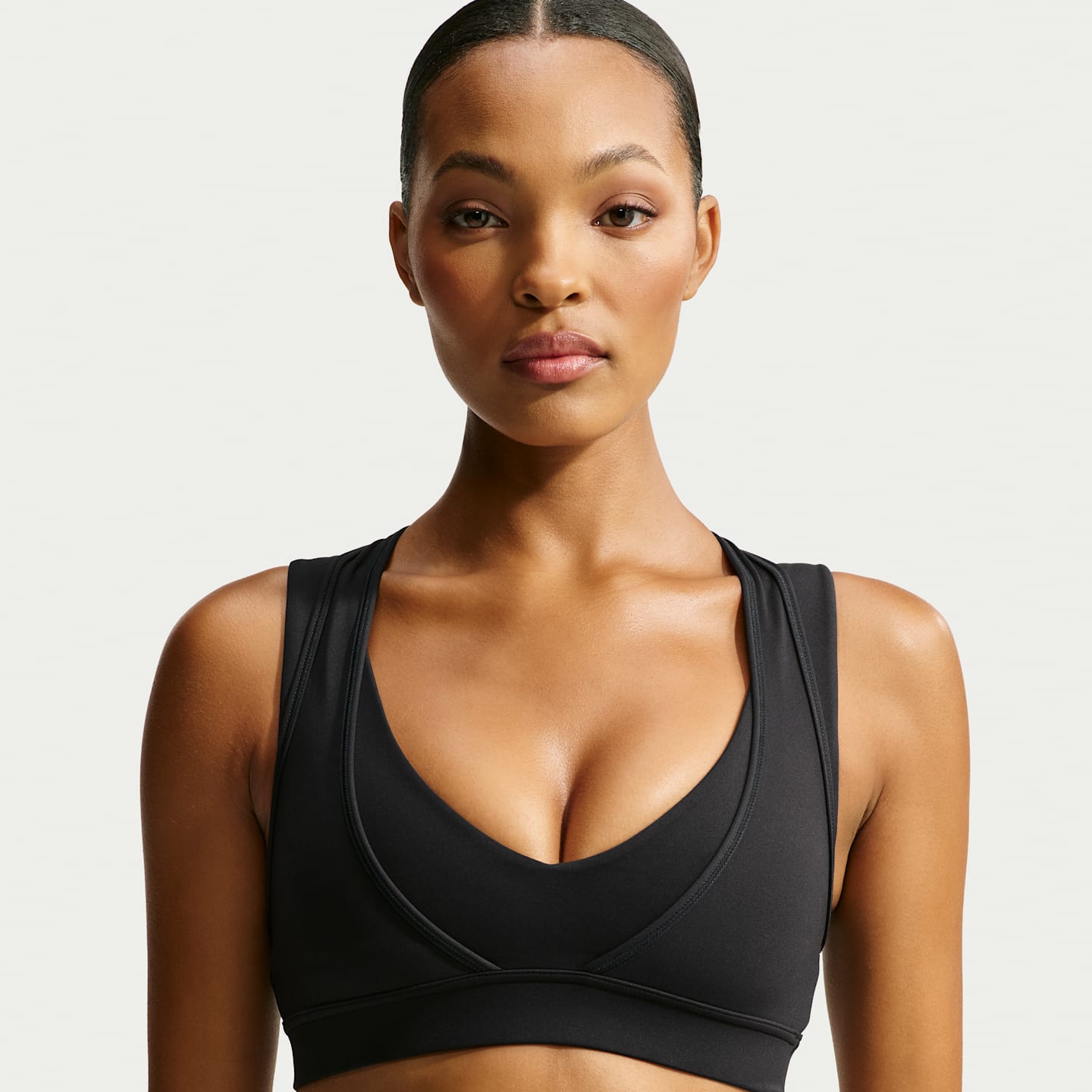 Женские спортивные бра NikeSKIMS Matte Double-Layer Plunge Bra, цвет: Обсидиановый — фото 1