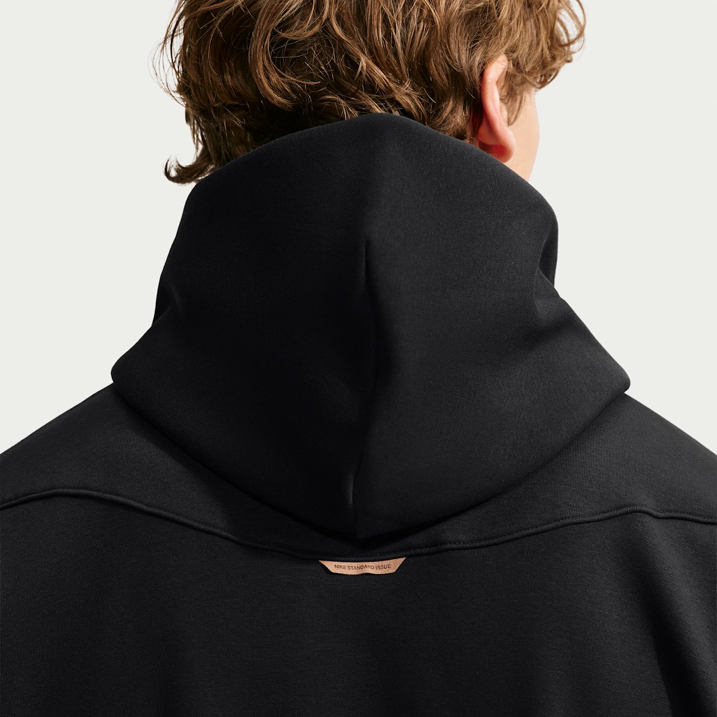 Мужское баскетбольное худи Nike Caitlin Clark Standard Issue Therma-FIT, начёсанное, цвет: Чёрный / Бледная слоновая кость — фото 2