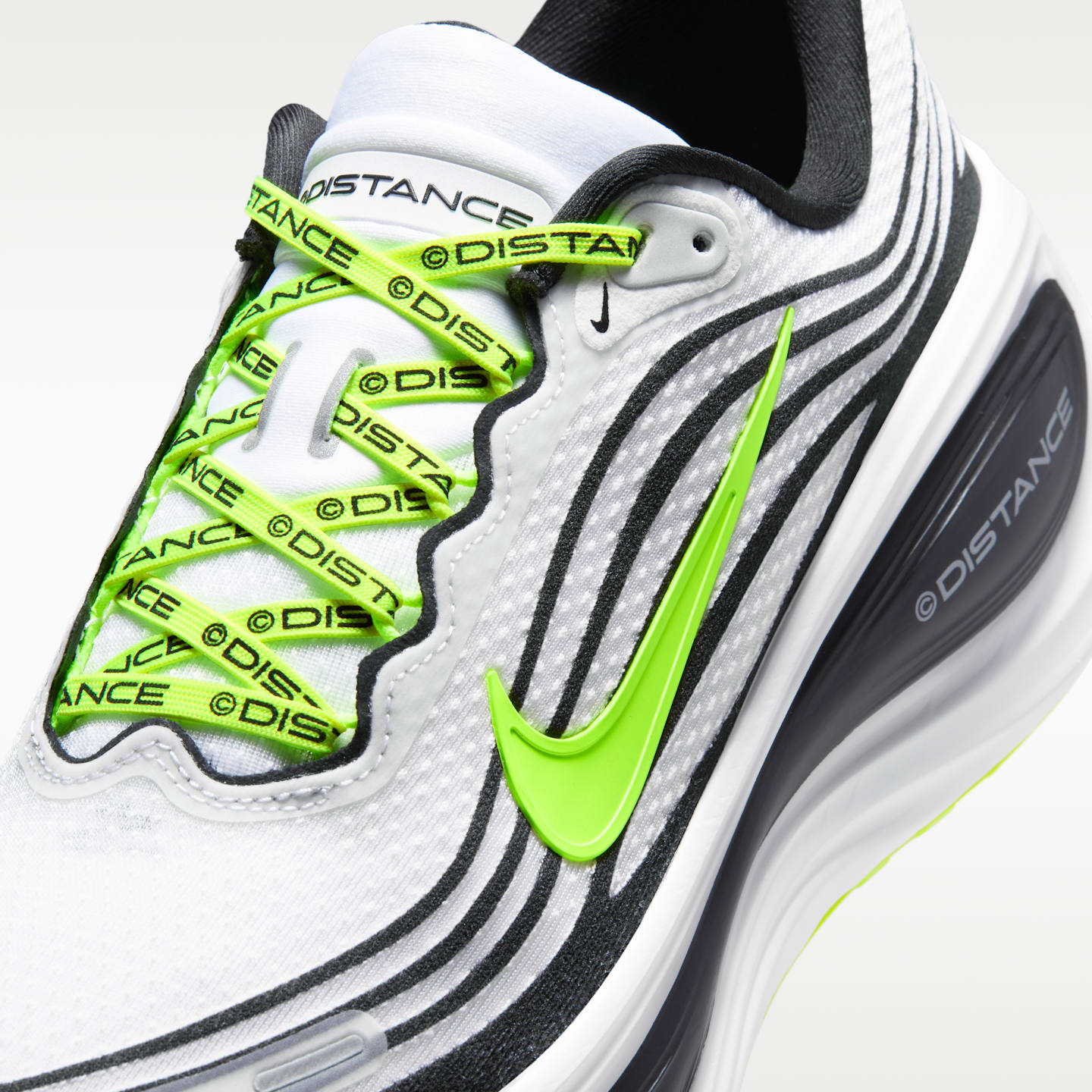Мужские беговые кроссовки Nike Vomero Plus x Distance для шоссе, цвет: Белый / Чёрный — фото 7