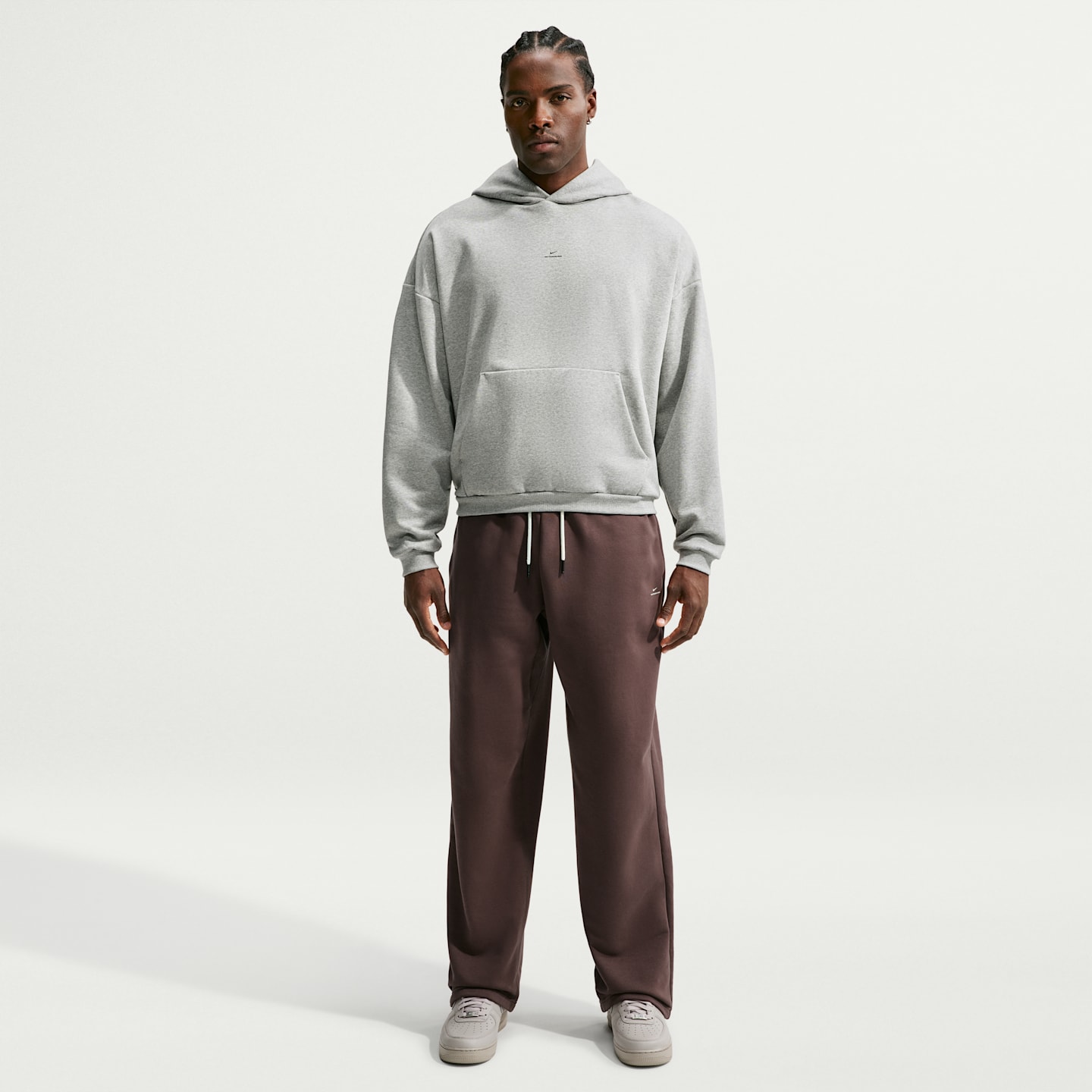 Мужские брюки Nike Standard Issue Therma-FIT Brushed Open-Hem Basketball, цвет: Коричневый / Бледная слоновая кость — фото 1