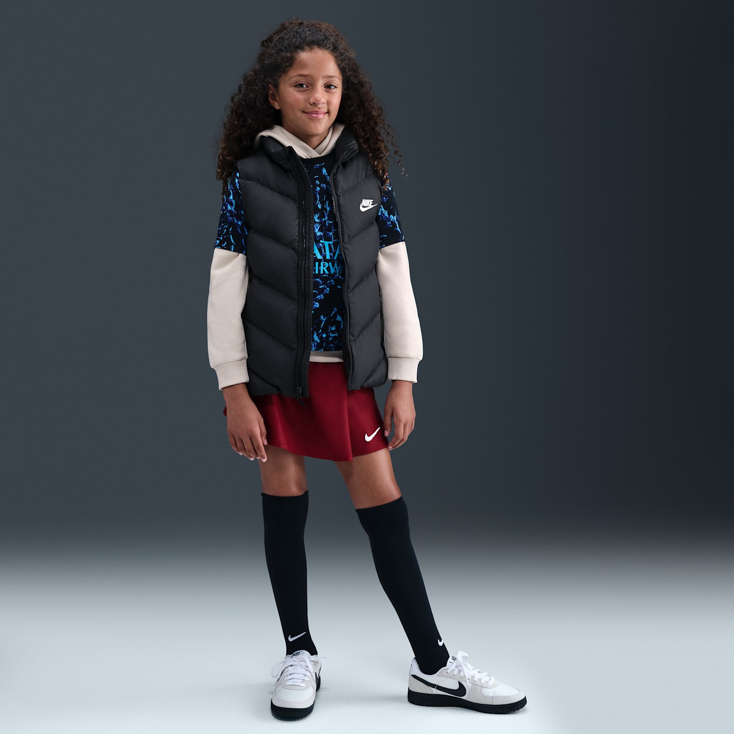 Детский жилет Nike Sportswear All Day Play Therma-FIT Loose-Fit Puffer Vest, цвет: Чёрный / Белый — фото 7
