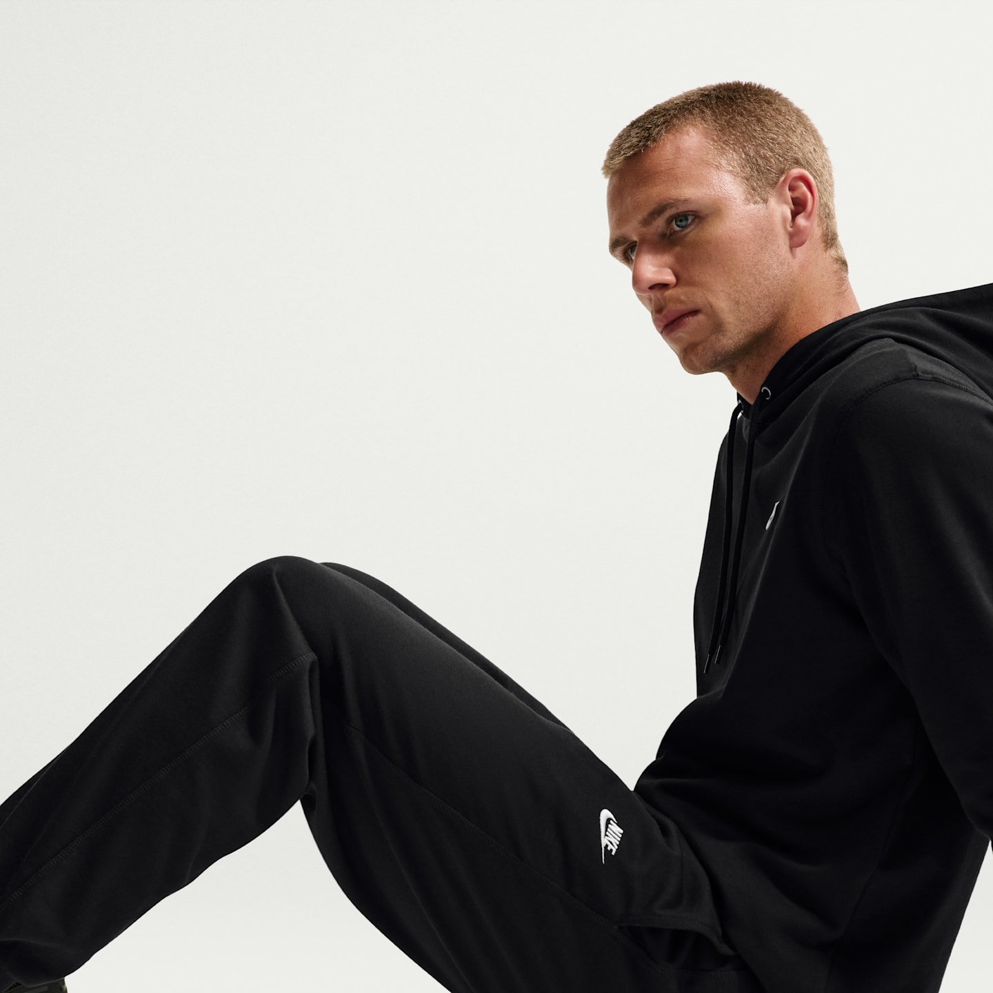 Мужские трикотажные джоггеры Nike Club, цвет: Чёрный / Белый — фото 4