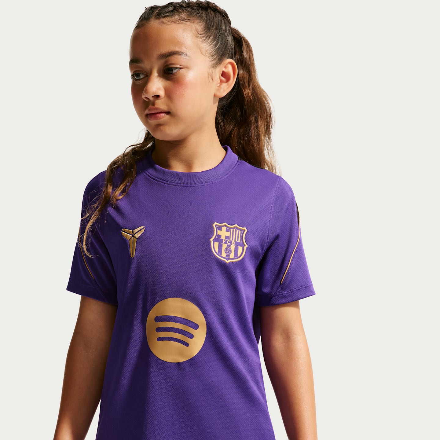 Детский топ Nike FC Barcelona Strike Away Kobe Dri-FIT Soccer Short-Sleeve, цвет: Фиолетовый / Золотой — фото 2