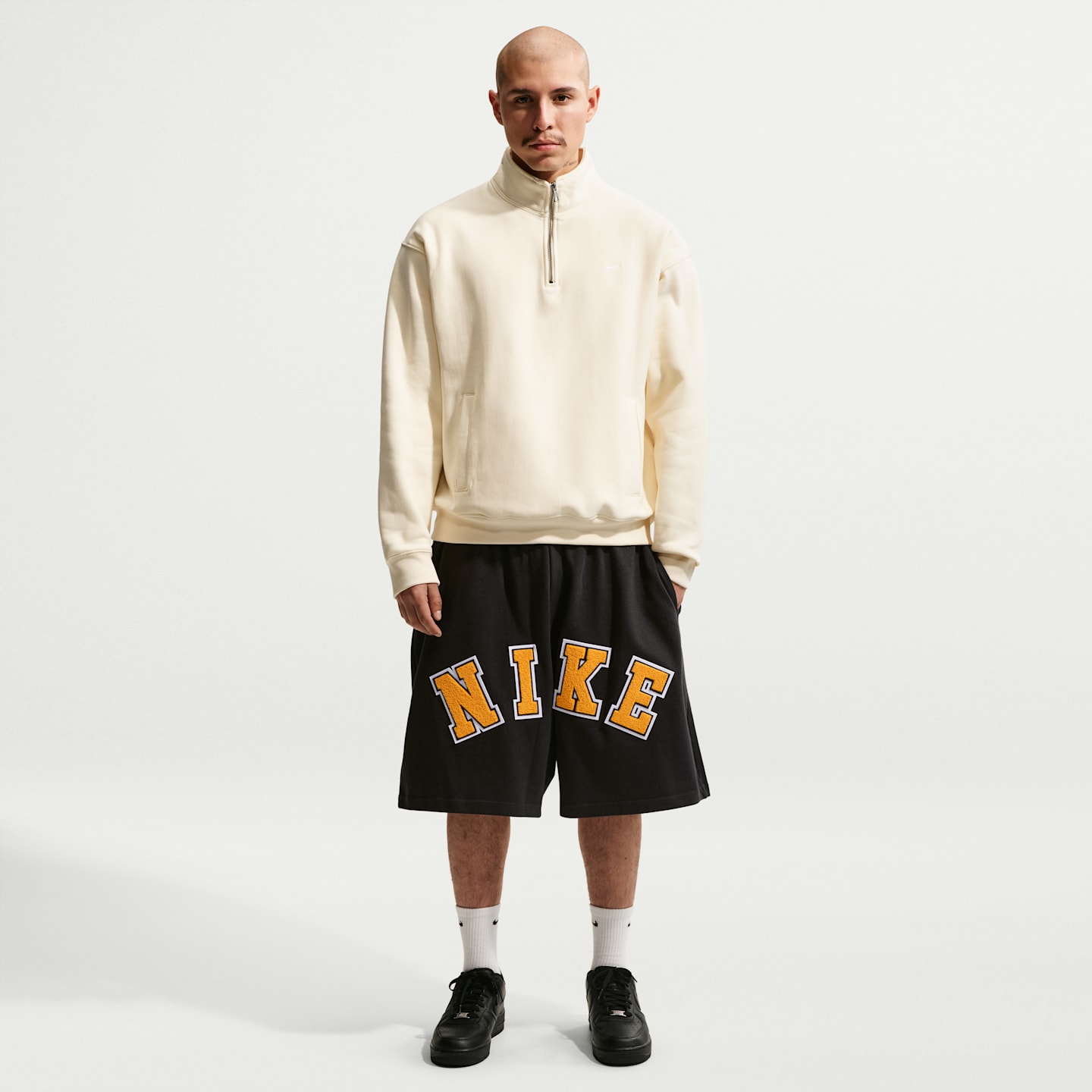 Мужские шорты Nike Life средней плотности, цвет: Чёрный / Золотой — фото 1
