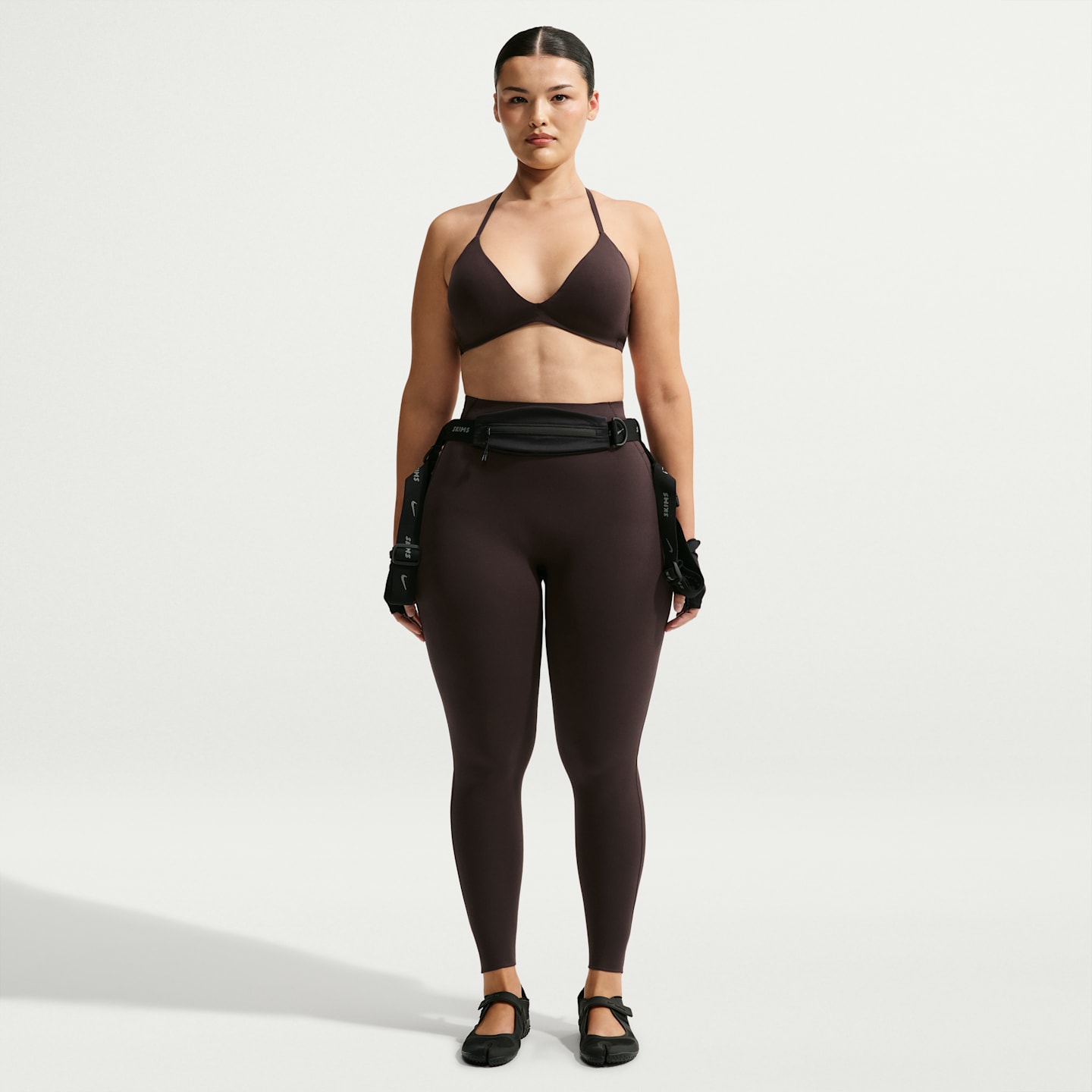 Женский спортивный бюстгальтер NikeSKIMS Studio Stretch треугольной формы, цвет: Кофейный — фото 10