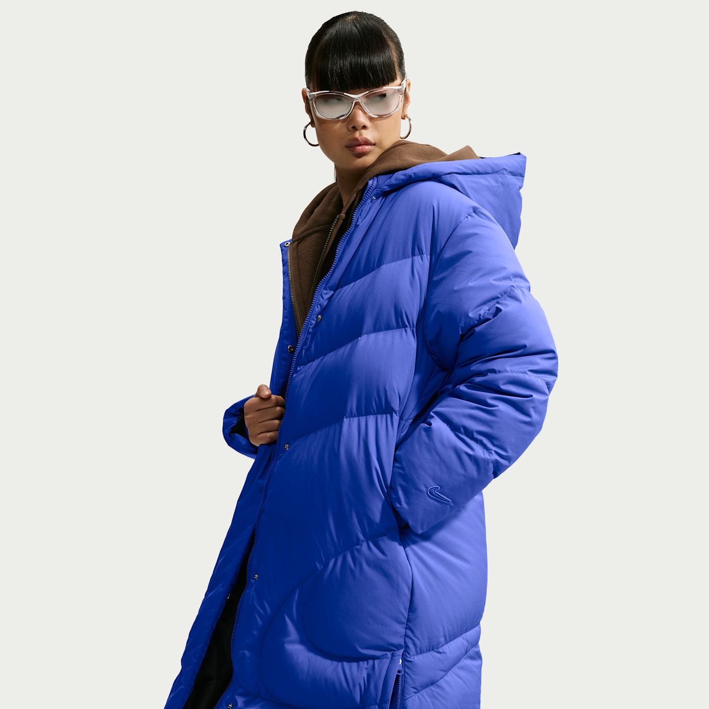 Женская куртка Nike Sportswear Swoosh Series Loose Storm-FIT Hooded Down Parka, цвет: Королевский синий / Чёрный — фото 2