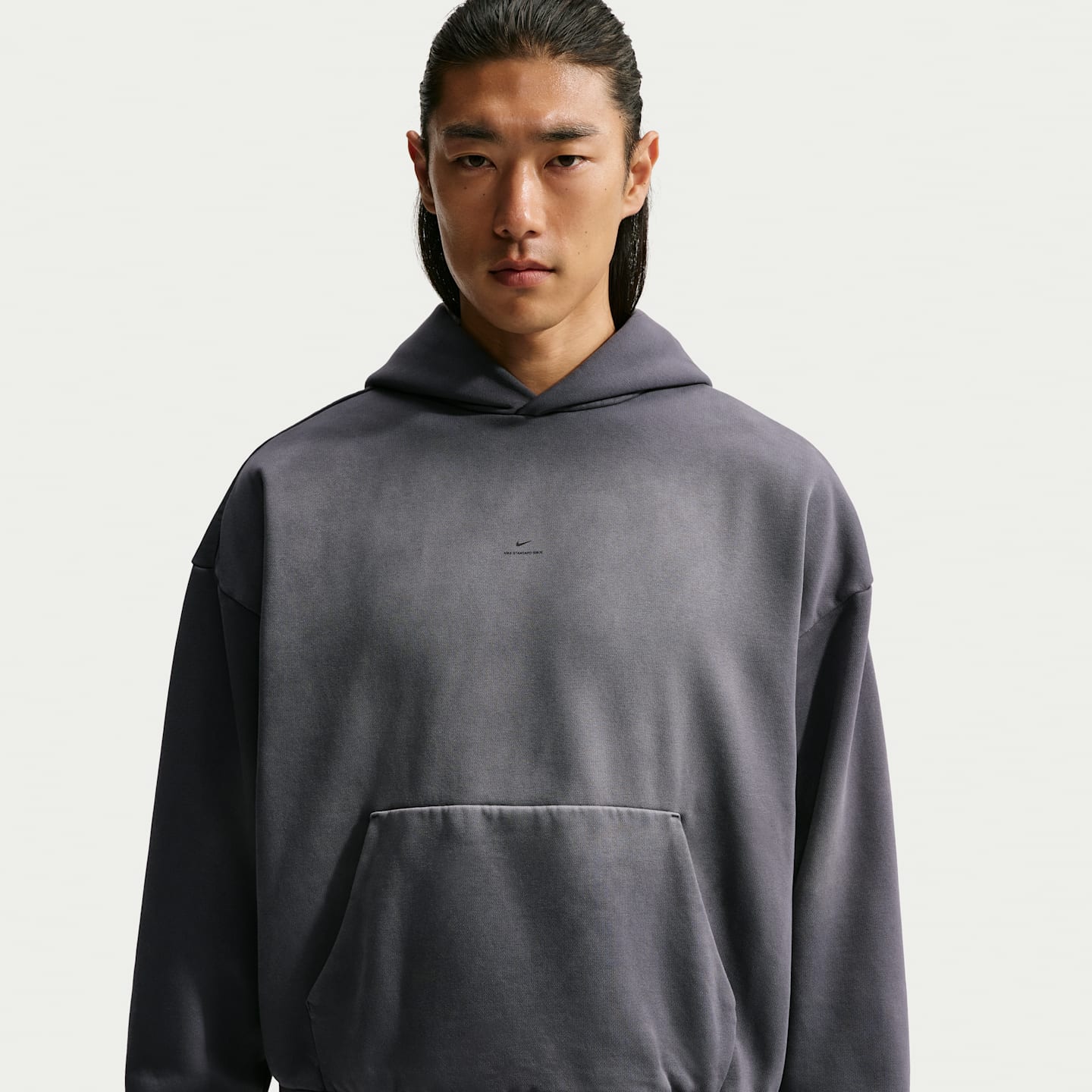 Мужское плотное баскетбольное худи-пуловер Nike Standard Issue с начёсом, цвет: Чёрный / Бледная слоновая кость — фото 1