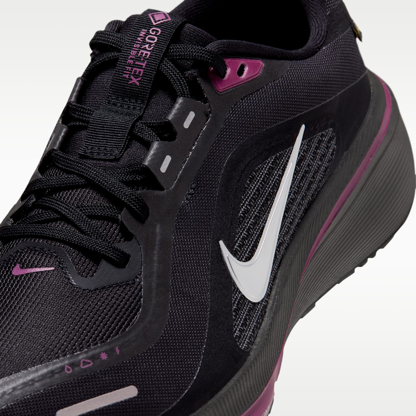 Женские кроссовки Nike Pegasus 42 GORE-TEX Waterproof Road Running, цвет: Чёрный / Ягодный — фото 7