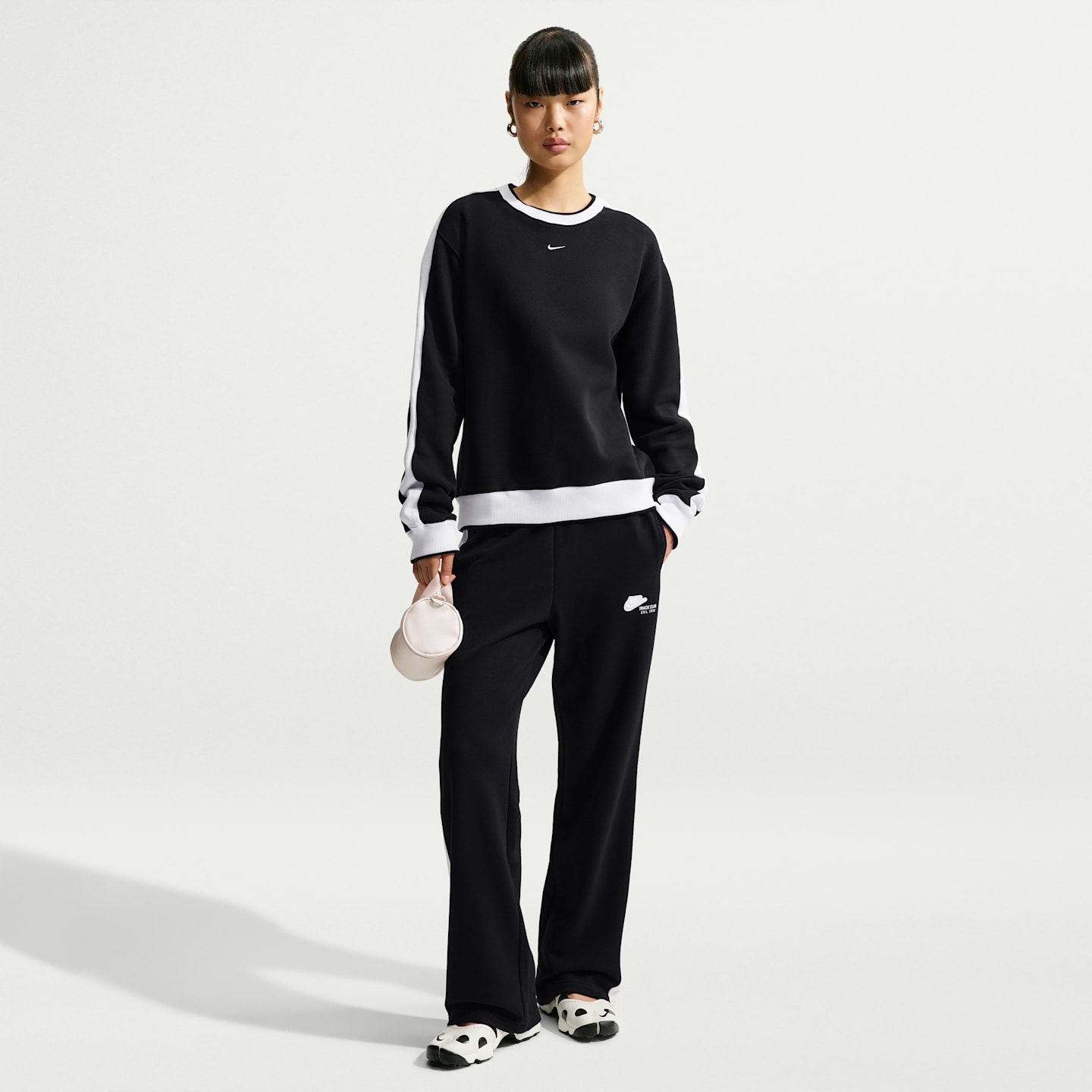 Женские толстовки Nike Studio Fleece Medium Weight Crew, цвет: Чёрный / Молочный — фото 4