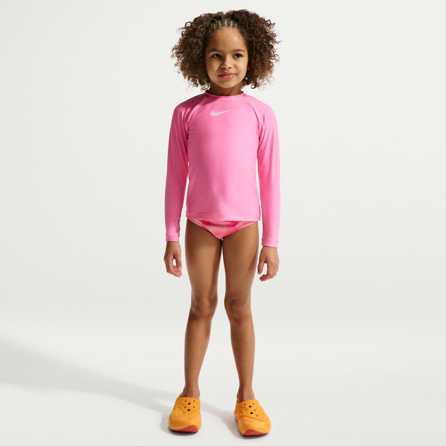Детский купальный комплект Nike Swim для девочек: лонгслив Hydroguard и миди-бикини, цвет: Розовый сияющий / Розовый пенный — фото 1