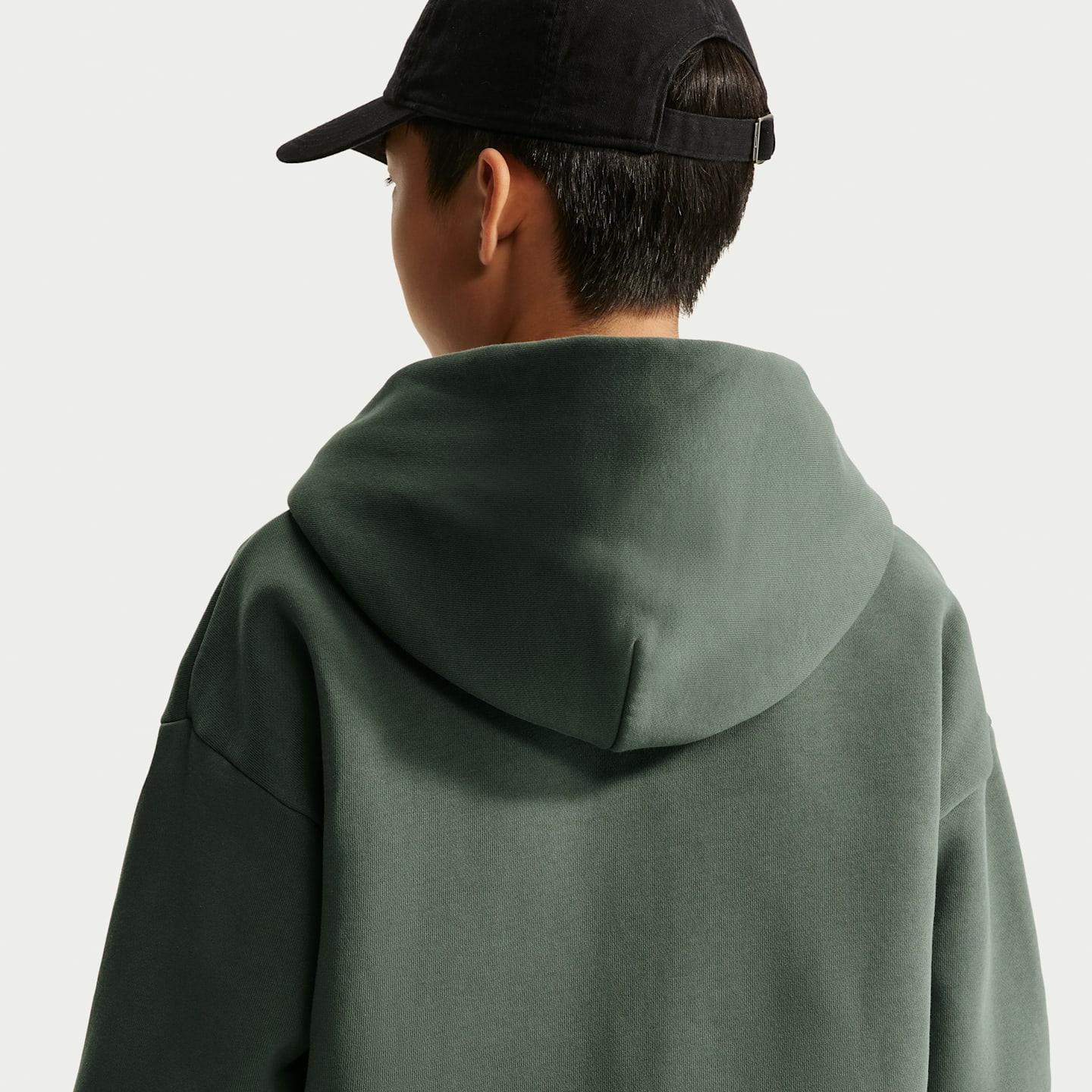 Детское флисовое худи на молнии Nike Sportswear Solo Swoosh, цвет: Камуфляжный зелёный / Молочный — фото 2
