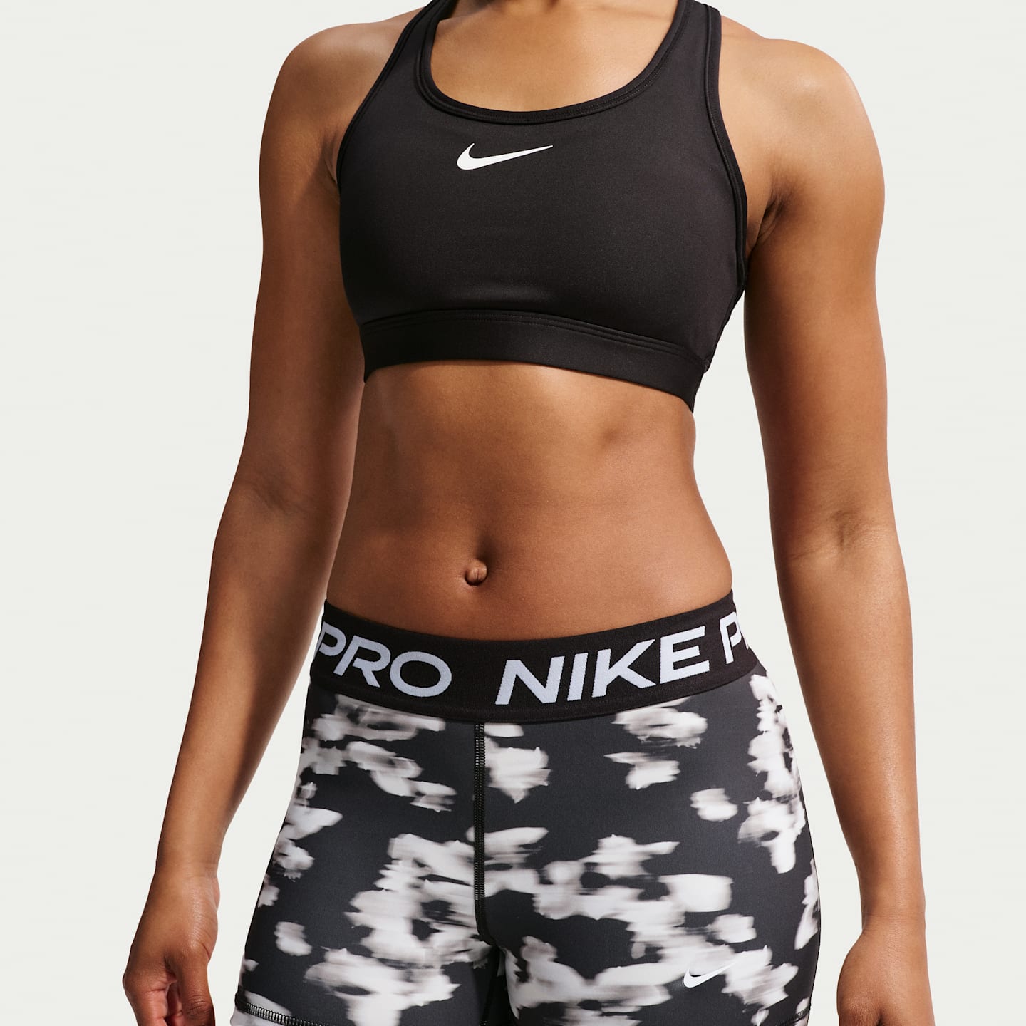 Женские байкерские шорты Nike Pro 3" со средней посадкой и принтом, цвет: Чёрный / Белый — фото 2