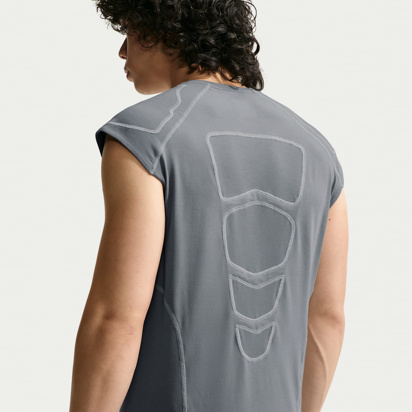 Мужской топ Nike Tech Dri-FIT Sleeveless Top, цвет: Серый / Волчий серый — фото 2