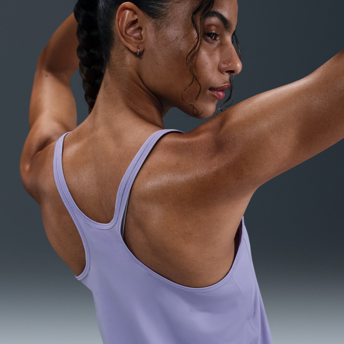 Женский топ Nike One Classic Dri-FIT Strappy, цвет: Сиреневый ледяной / Чёрный — фото 2