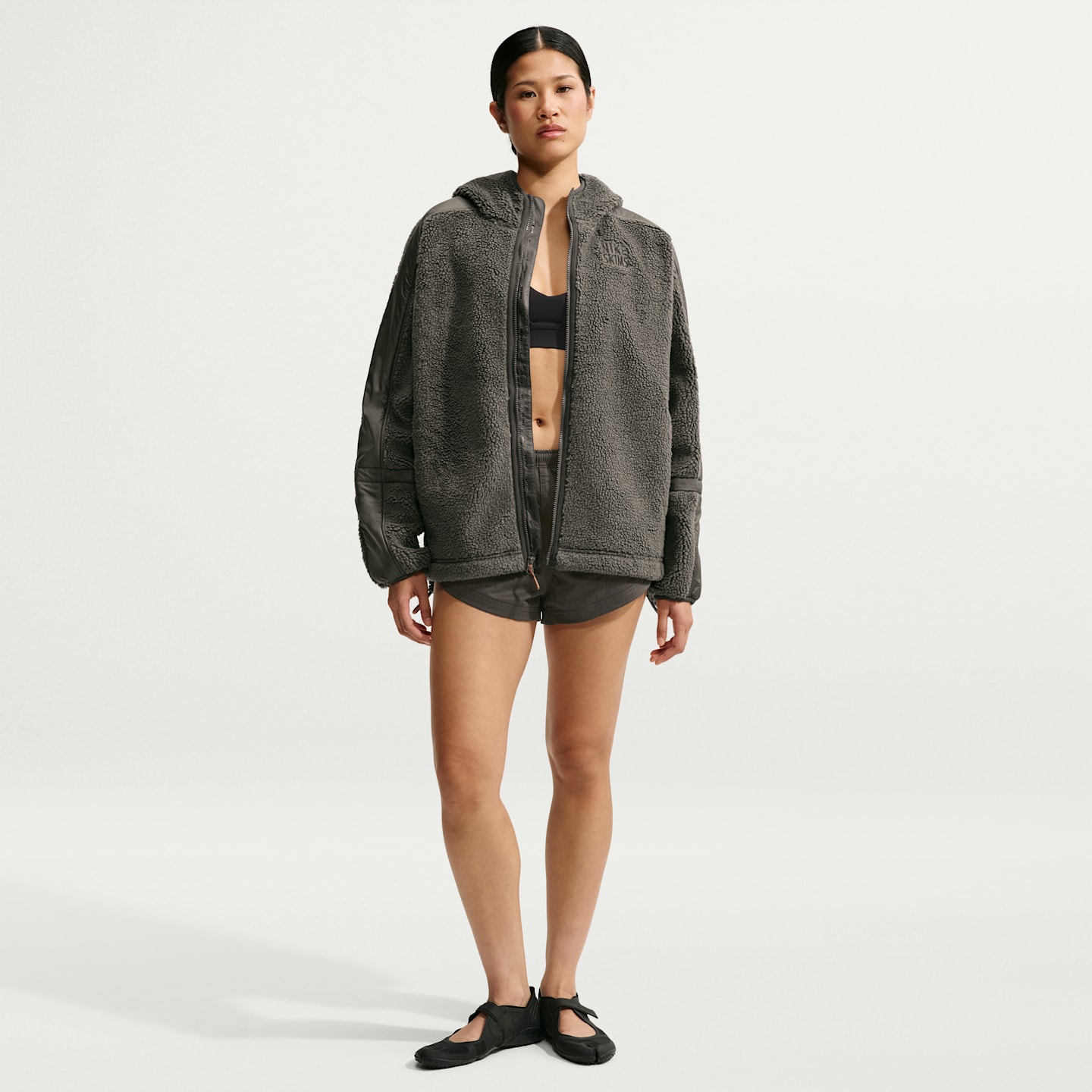 Женская куртка NikeSKIMS Sherpa Oversized Full-Zip Hooded, цвет: Обсидиановый — фото 4