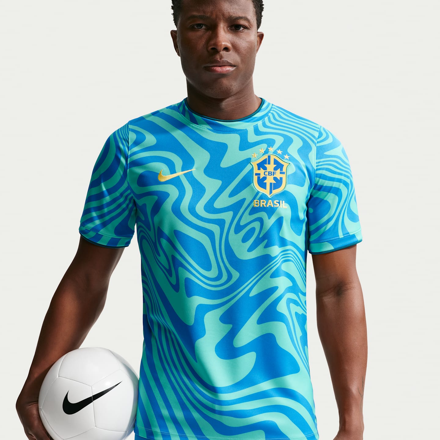 Мужская предматчевая футболка с коротким рукавом Nike Brazil Academy Pro Dri-FIT, цвет: Светлый синий — фото 1