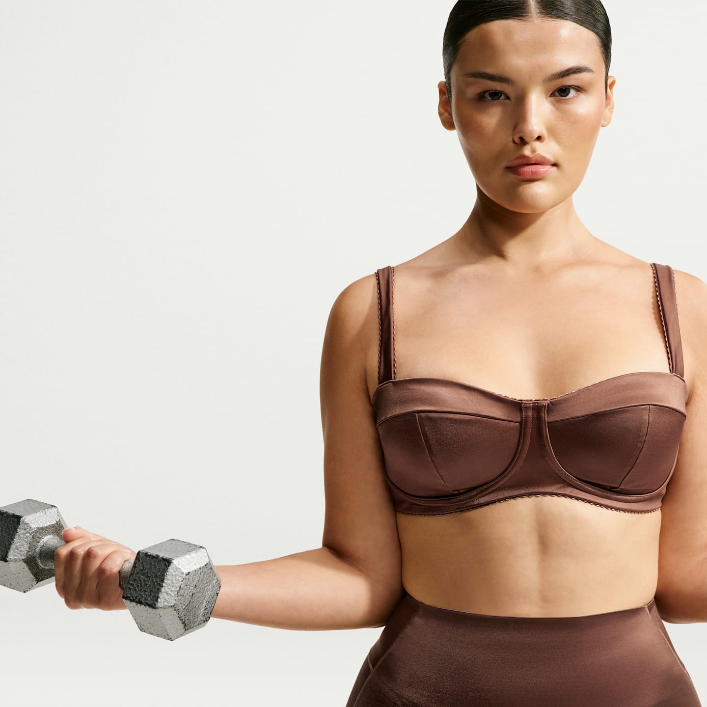 Женский спортивный бюстгальтер NikeSKIMS Satin Shine со вставками и пикотажем, цвет: Коричневый — фото 8