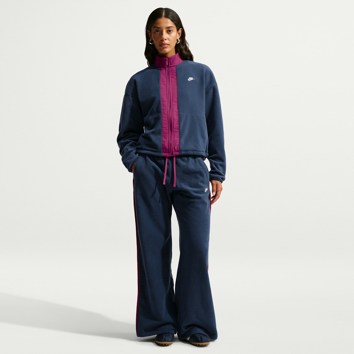 Женский свободный свитшот Nike Sportswear Therma-FIT на молнии, цвет: Тёмно-синий / Ягодный — фото 4