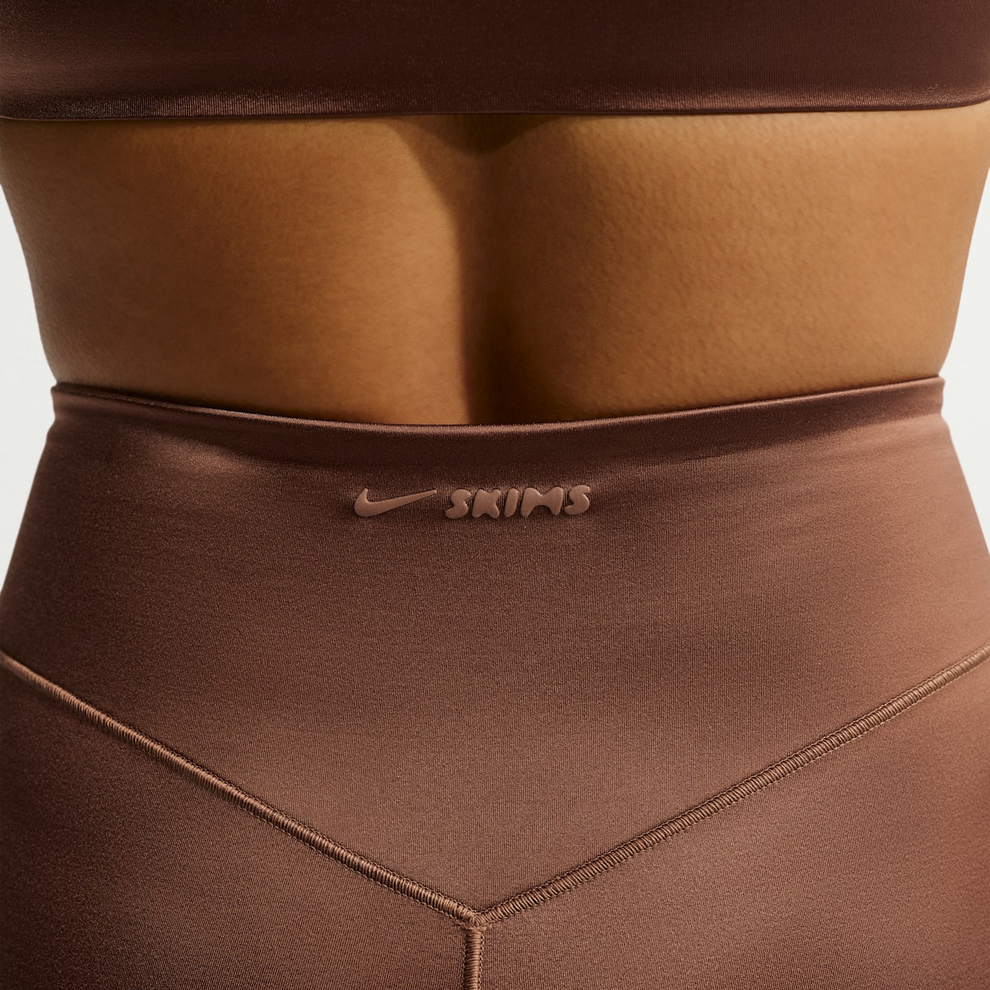 Женские легинсы NikeSKIMS Satin Shine с высокой талией, бесшовные, 29, цвет: Коричневый — фото 6