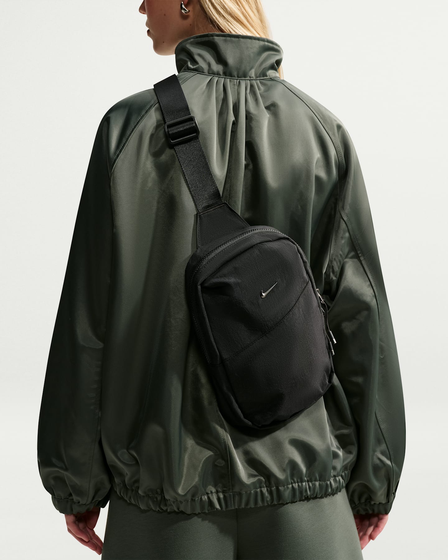 Женская сумка Nike Aura Crossbody (5L), цвет: Чёрный / Графитовый — фото 9