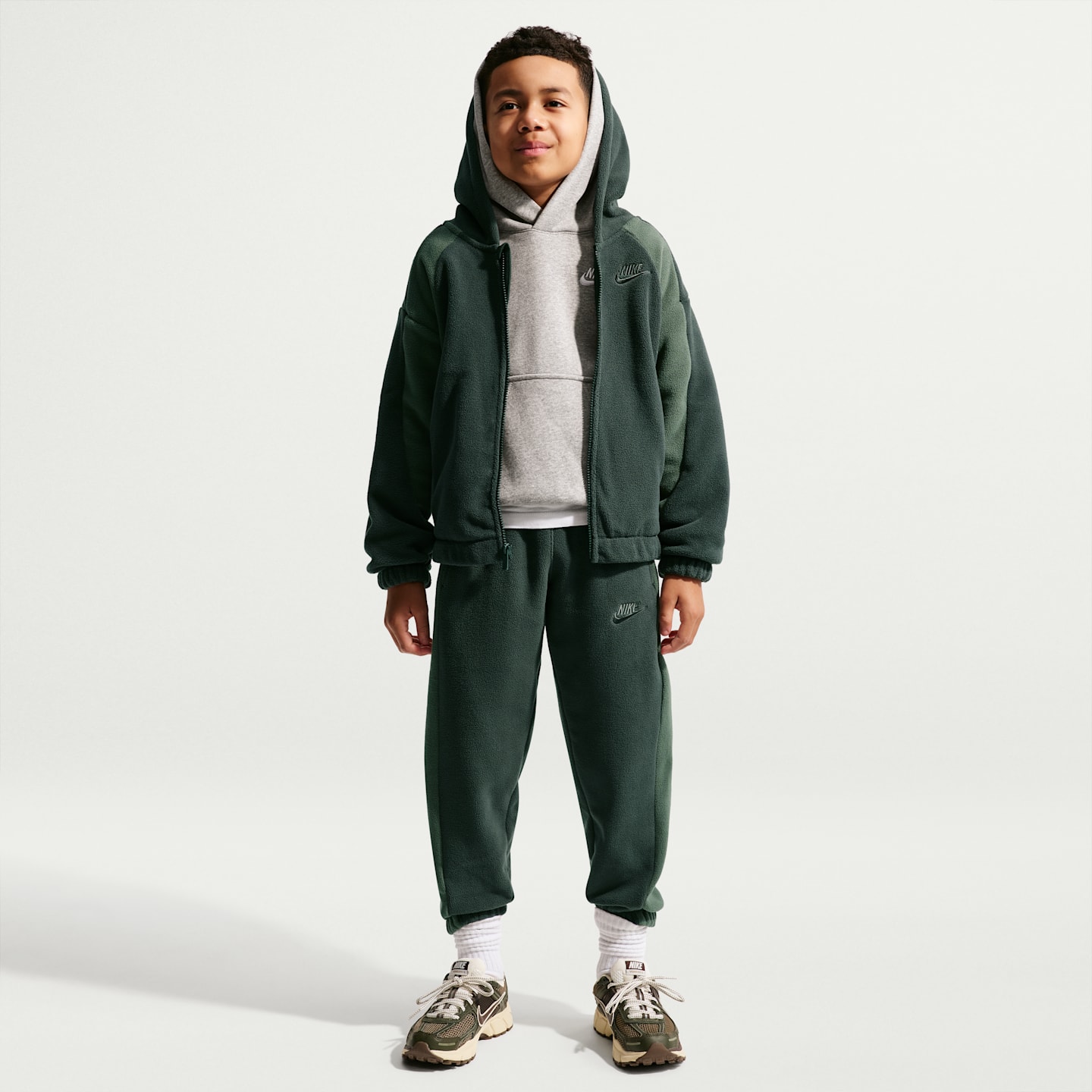 Детское утеплённое флисовое худи на молнии Nike Club, цвет: Чёрный еловый / Камуфляжный зелёный — фото 7