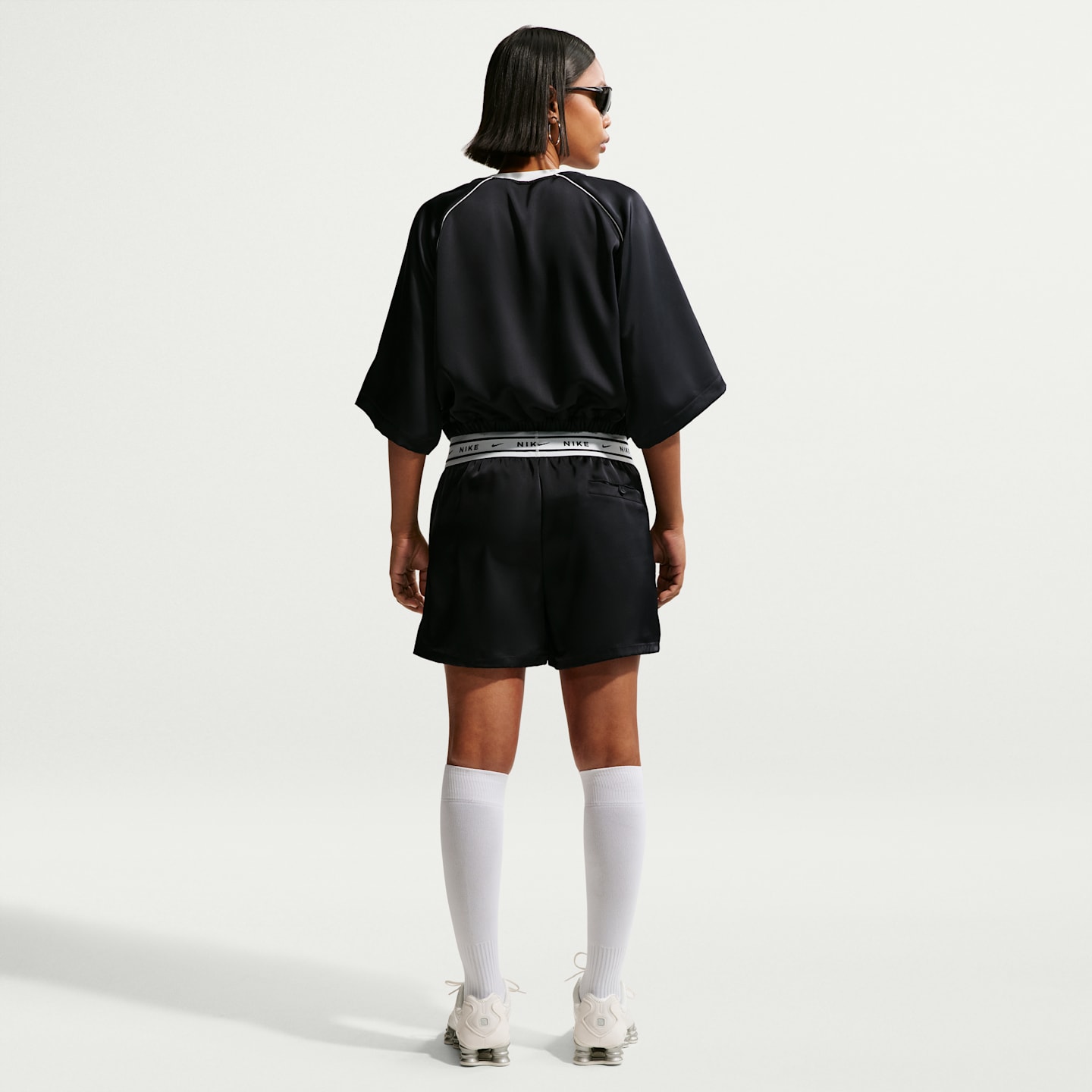Женские атласные шорты Nike Sportswear свободного кроя со средней посадкой, цвет: Чёрный / Молочный — фото 5