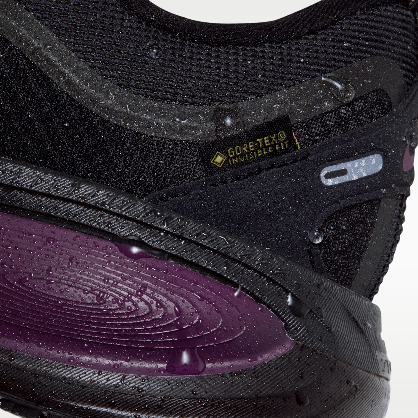 Женские кроссовки Nike Vomero 18 GORE-TEX Waterproof Road Running Shoes with Reflective Accents, цвет: Чёрный / Ягодный — фото 10
