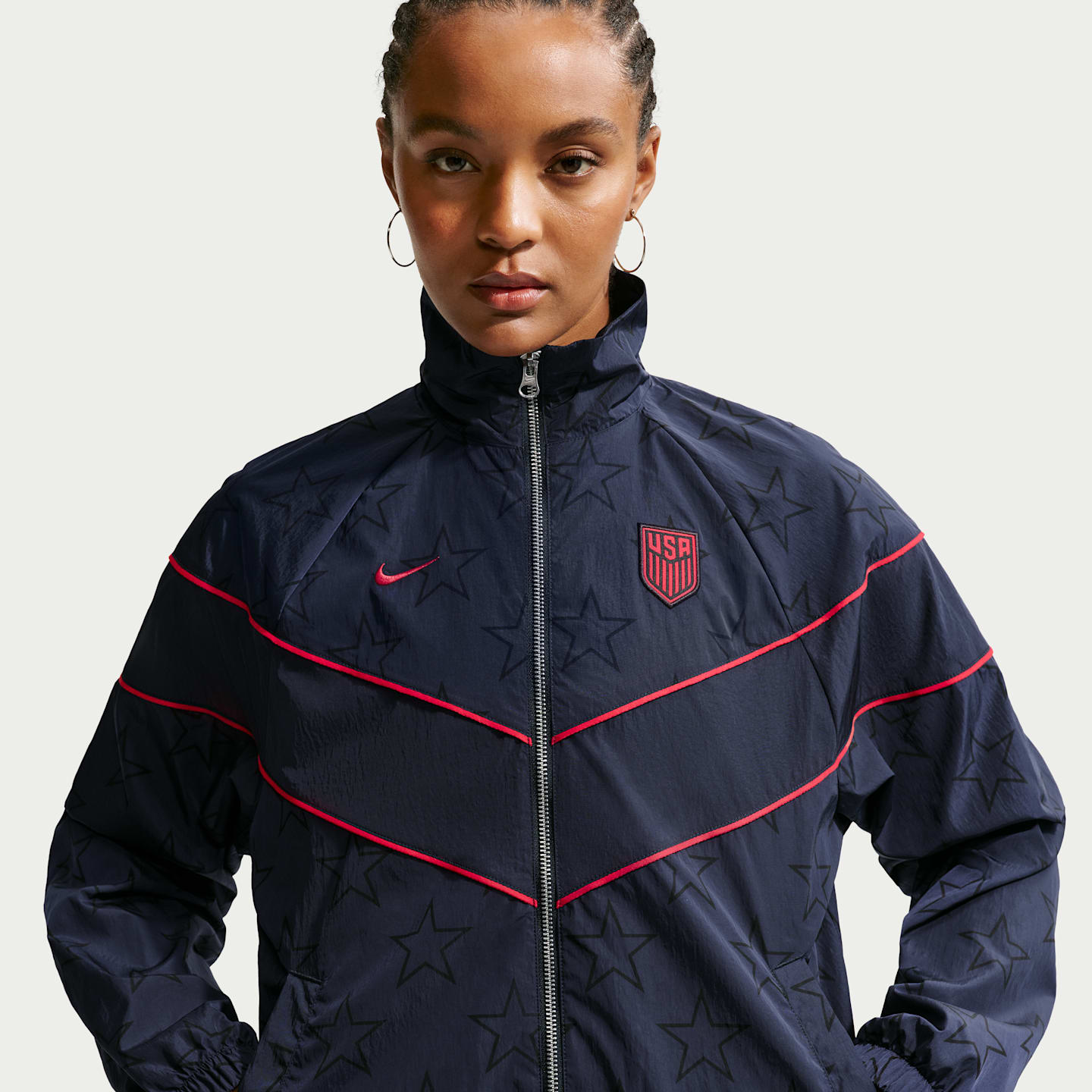 Женская футбольная тканая куртка с УФ-защитой Nike Usmnt Windrunner, цвет: Обсидиановый / Красный — фото 1