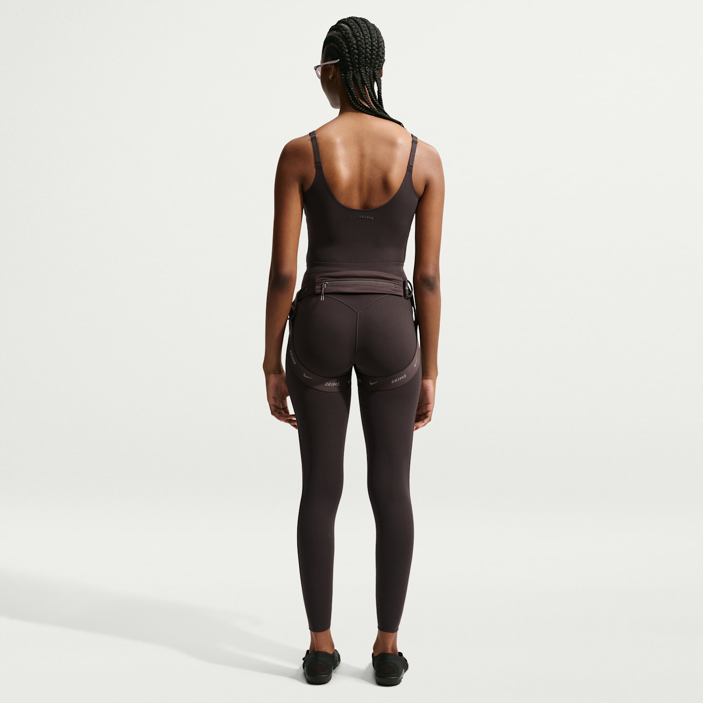Женские легинсы NikeSKIMS Studio Stretch, цвет: Кофейный — фото 5
