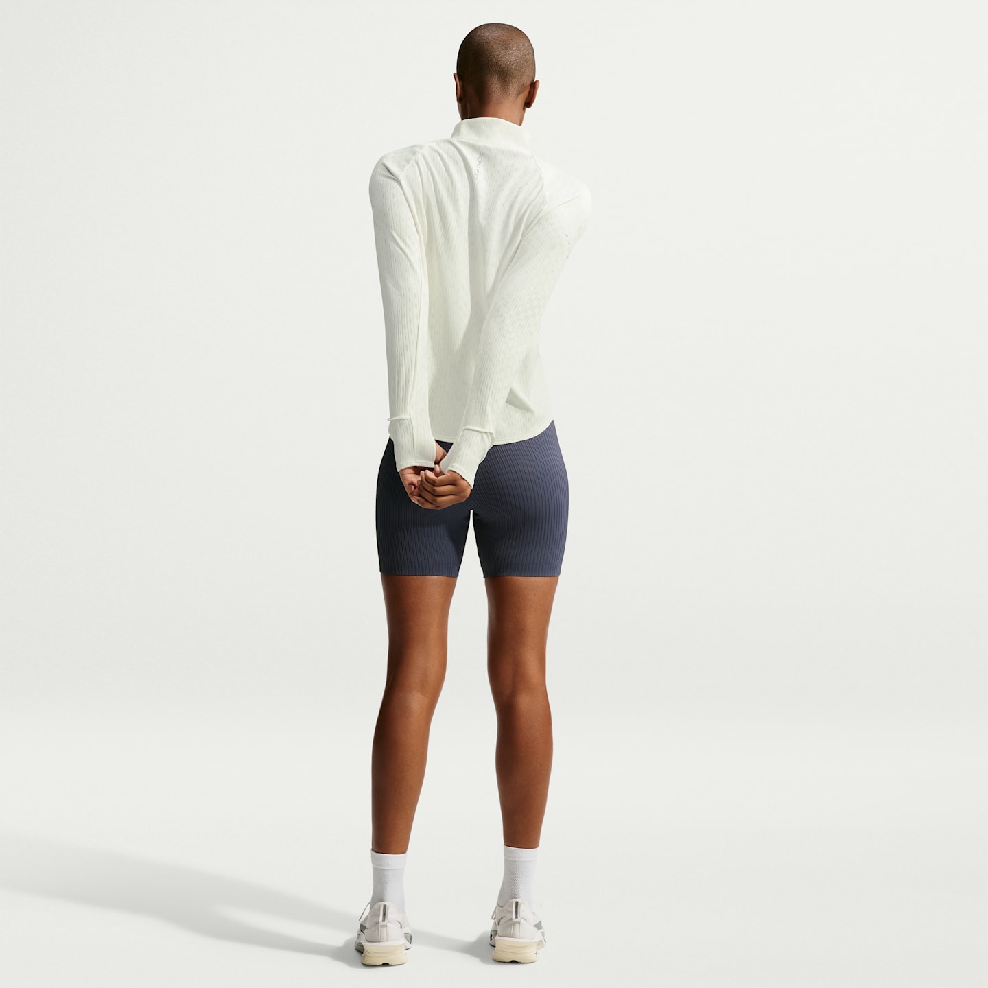 Женский беговой топ Nike Swift Aero-FIT на молнии 1/2, цвет: Молочный — фото 5