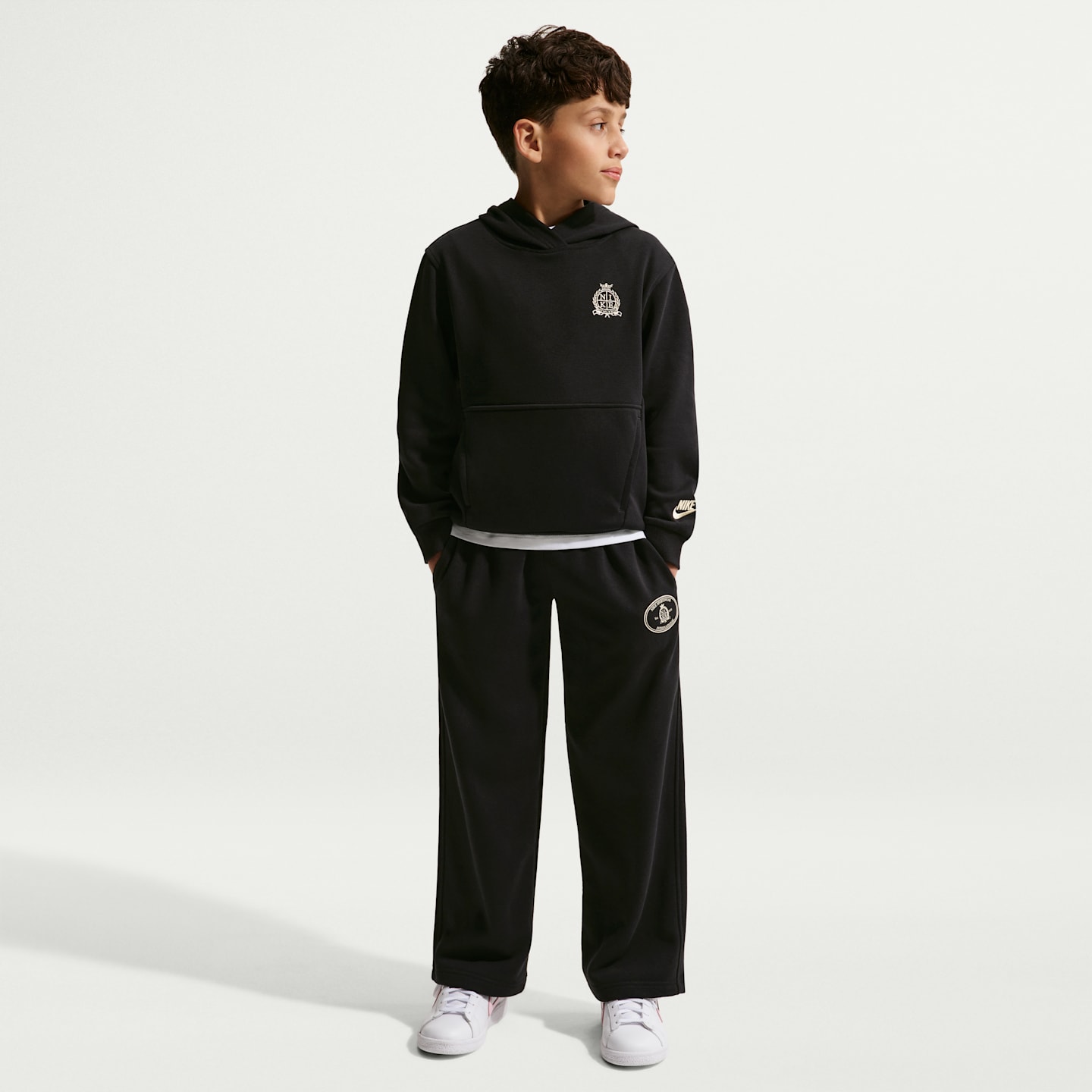 Детское худи Nike Sportswear Club из френч терри, цвет: Чёрный / Sanddrift — фото 7