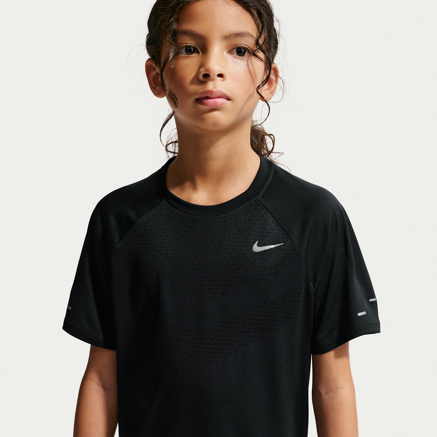 Детский топ Nike Stride Dri-FIT с коротким рукавом, цвет: Чёрный — фото 2