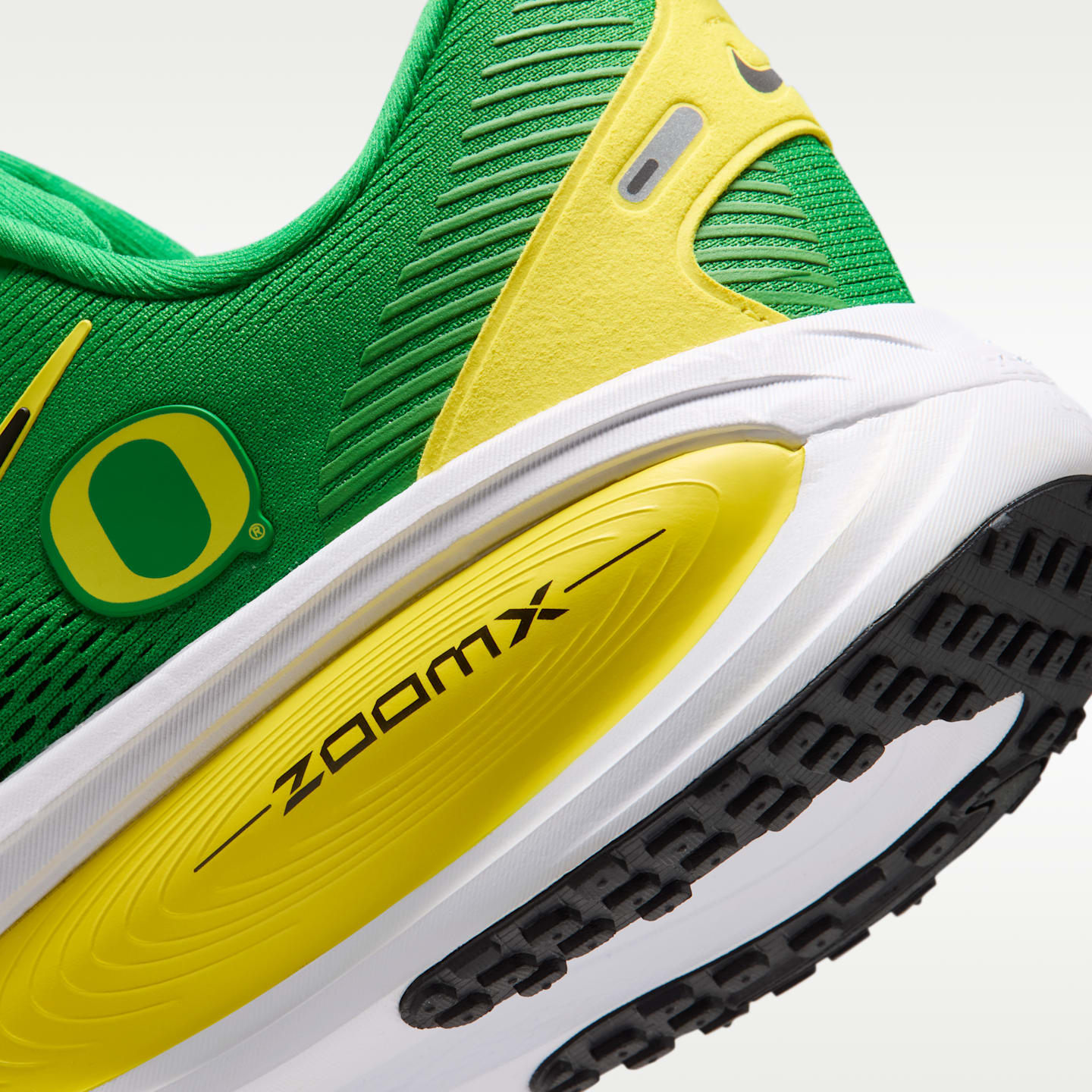 Мужские кроссовки Nike College Vomero 18 (Oregon) Road Running, цвет: Зелёный / Белый — фото 8