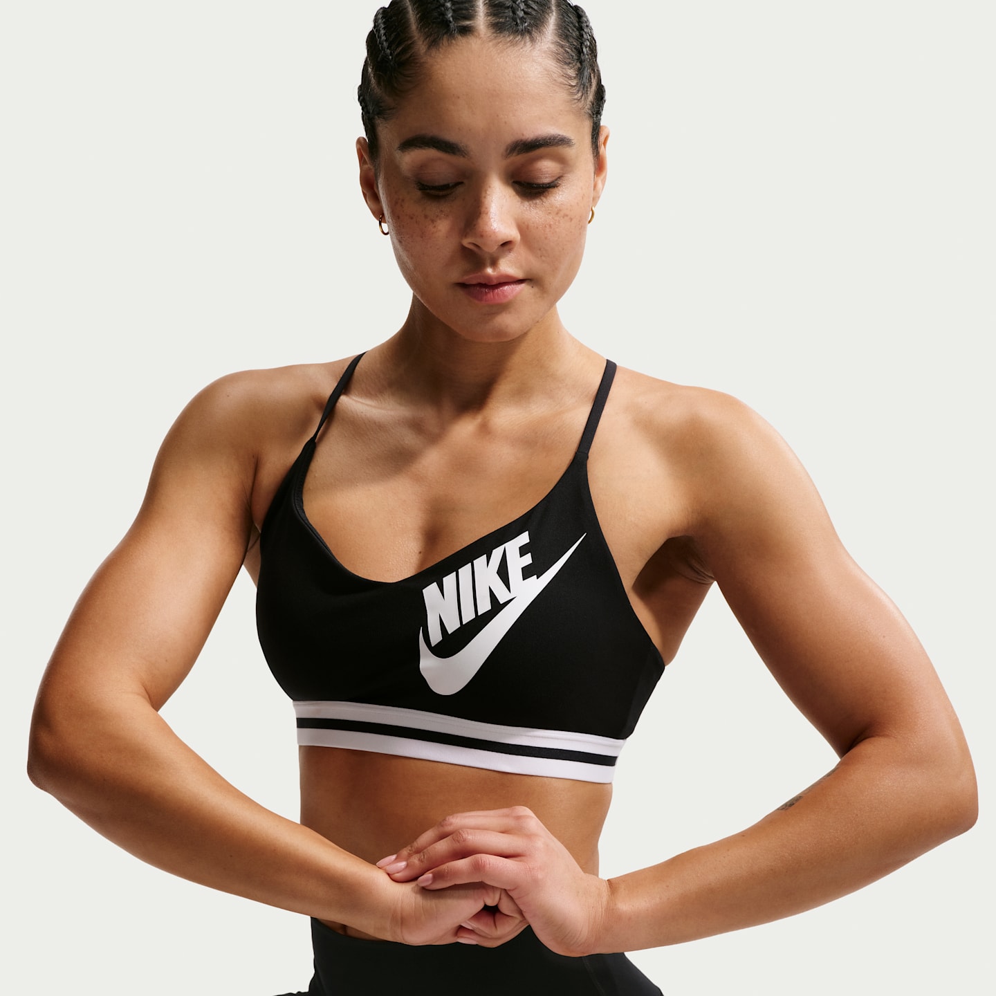 Спортивное бра Indy, лёгкая поддержка — Nike, цвет: Чёрный / Белый — фото 1