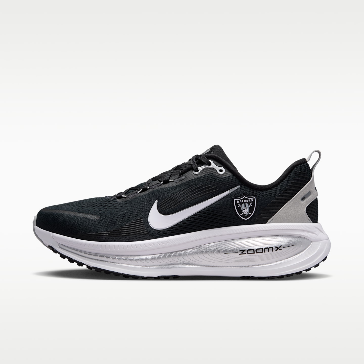 Мужские кроссовки Nike Vomero 18 (Las Vegas Raiders) NFL Road Running, цвет: Чёрный / Серебряный — фото 1