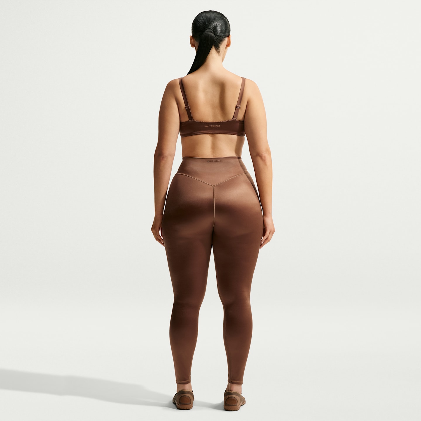 Женские леггинсы NikeSKIMS Satin Shine High-Waisted Bonded 26" Leggings, цвет: Коричневый — фото 11