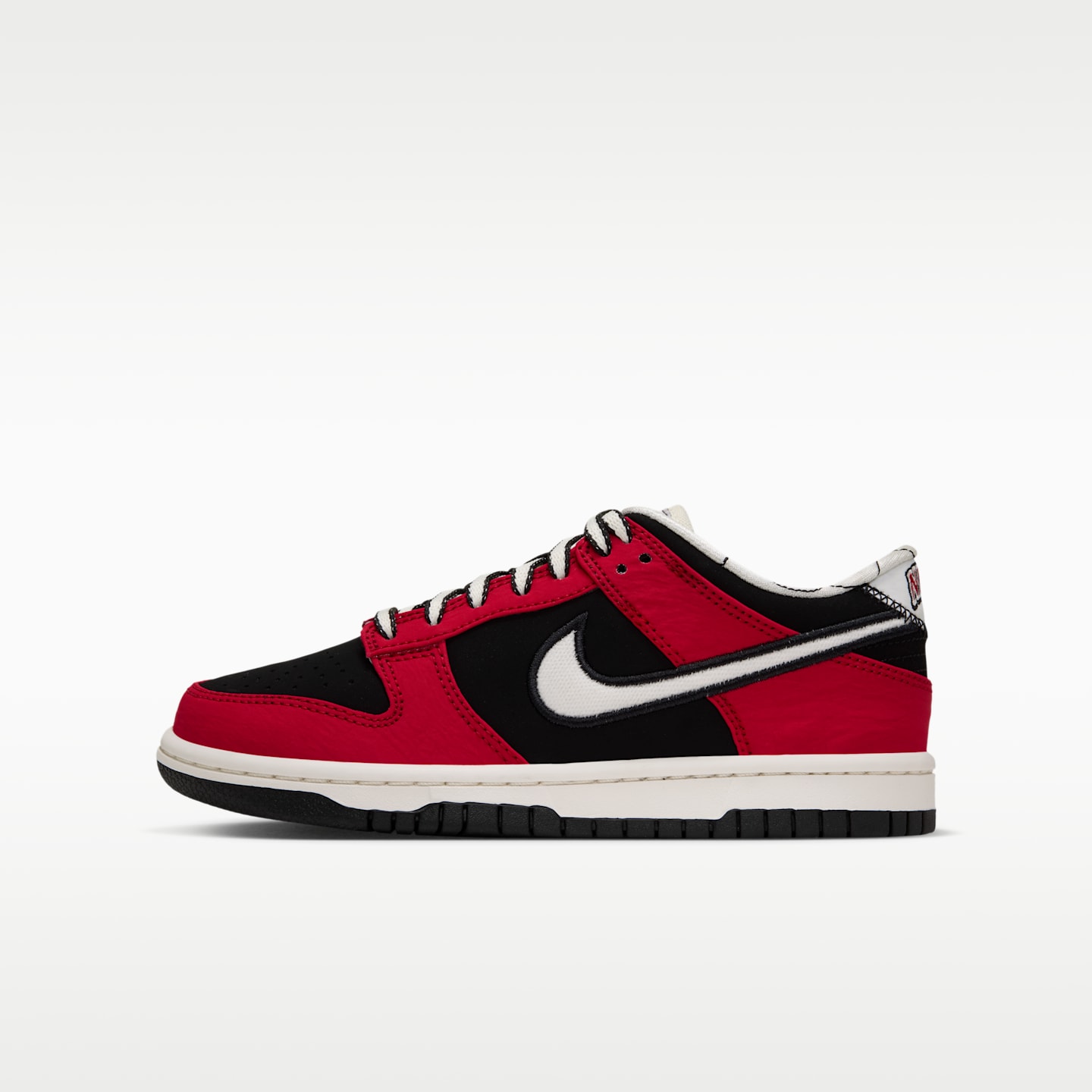 Детские кроссовки Nike Dunk Low LV8 Big Kids' Shoes, цвет: Чёрный / Красный — фото 1
