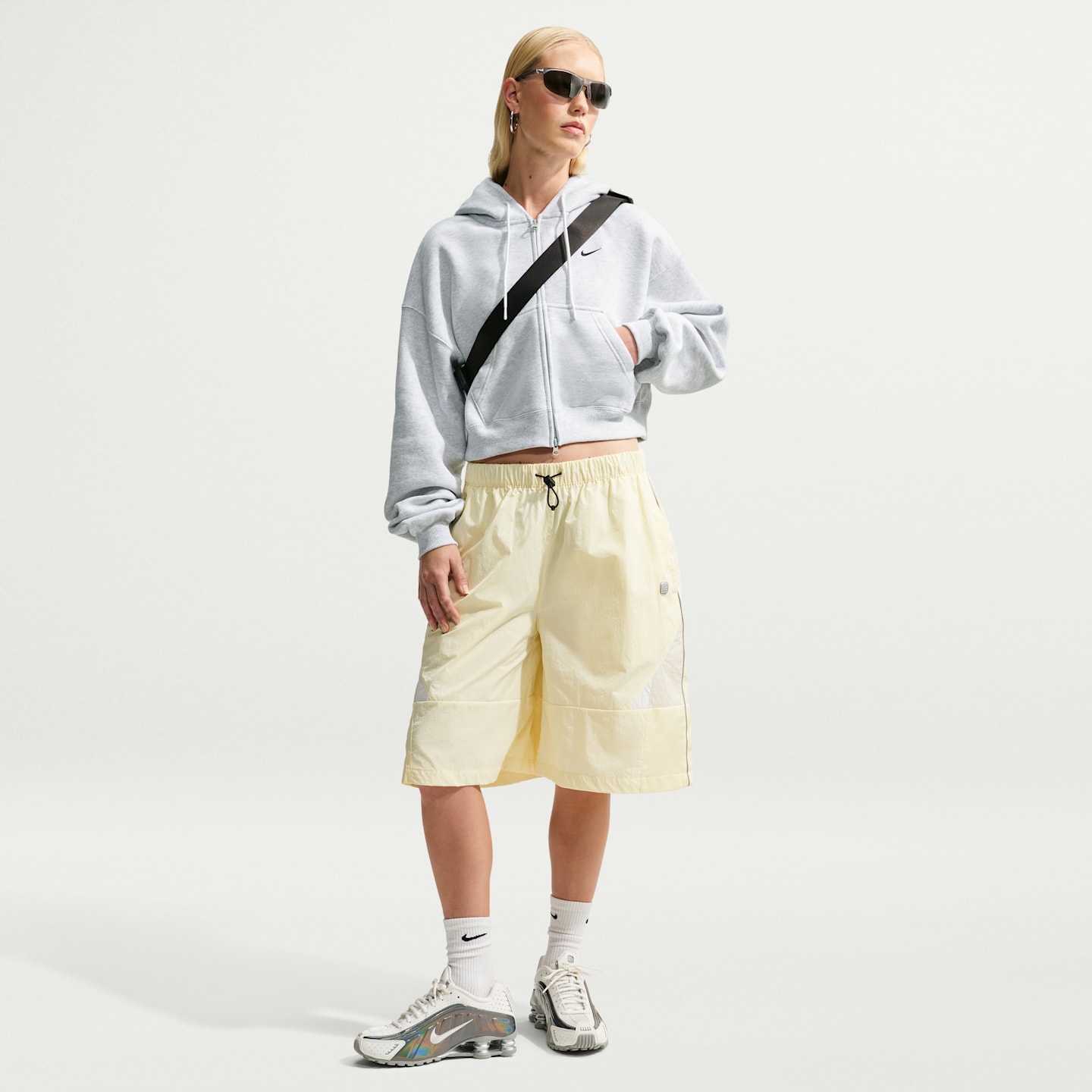 Женское худи Nike Studio Fleece Medium Weight Oversized Full-Zip Cropped, цвет: Берёзовый меланжевый / Чёрный — фото 4