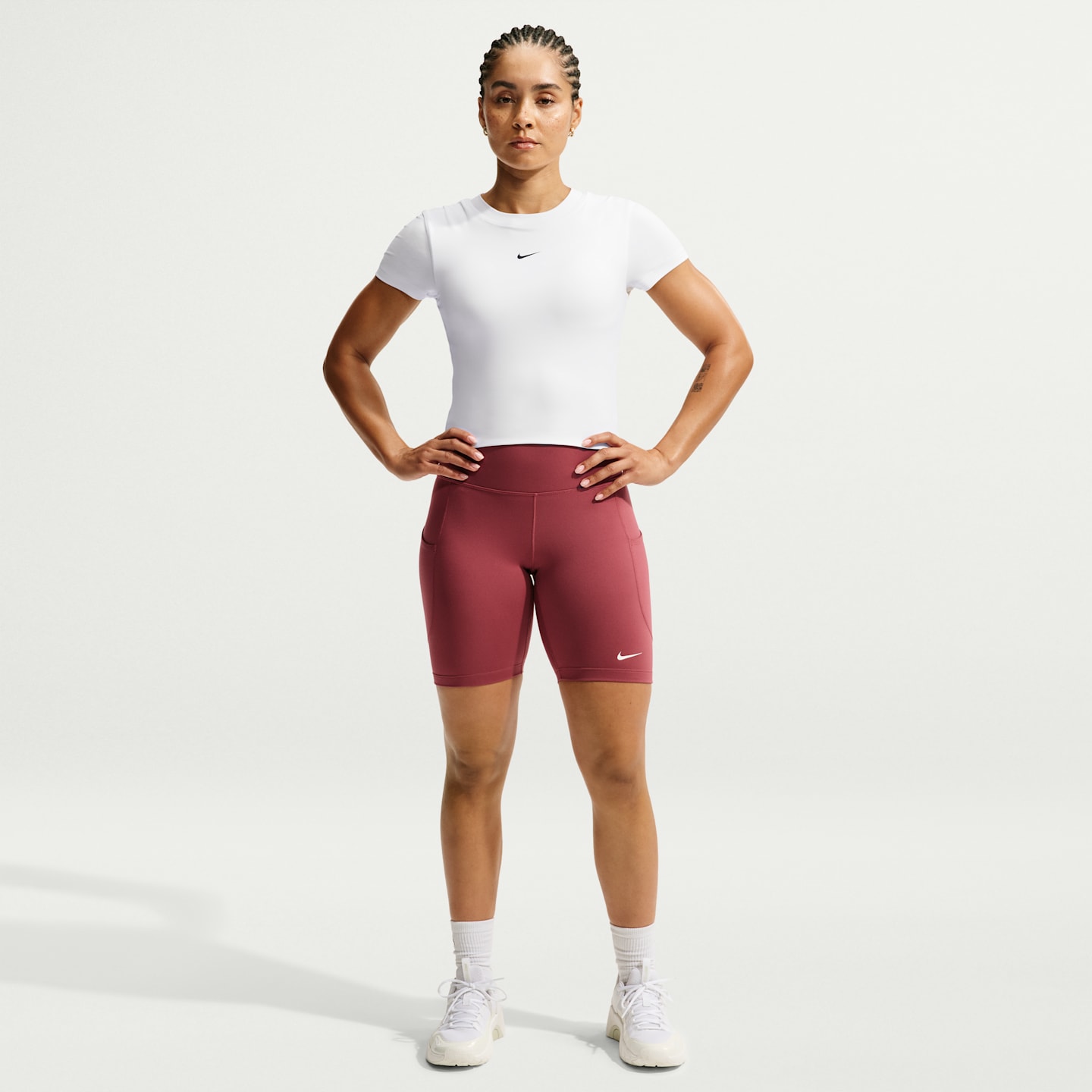 Спортивное бра Dri-FIT, уплотнённая чашка, лёгкая поддержка — Nike, цвет: Белый / Чёрный — фото 4