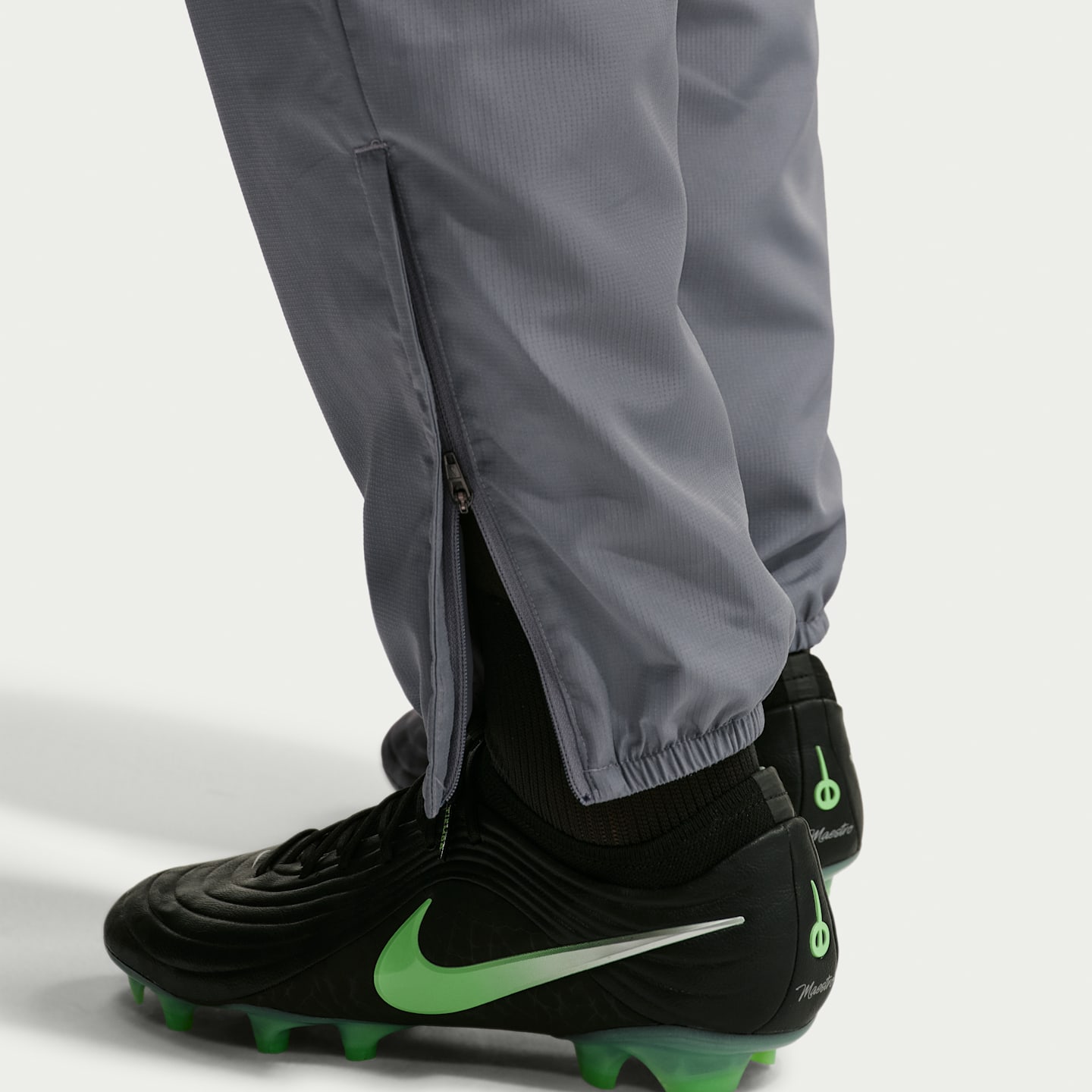 Мужские футбольные тканые брюки Nike Premier Repel, цвет: Холодный серый / Чёрный — фото 6