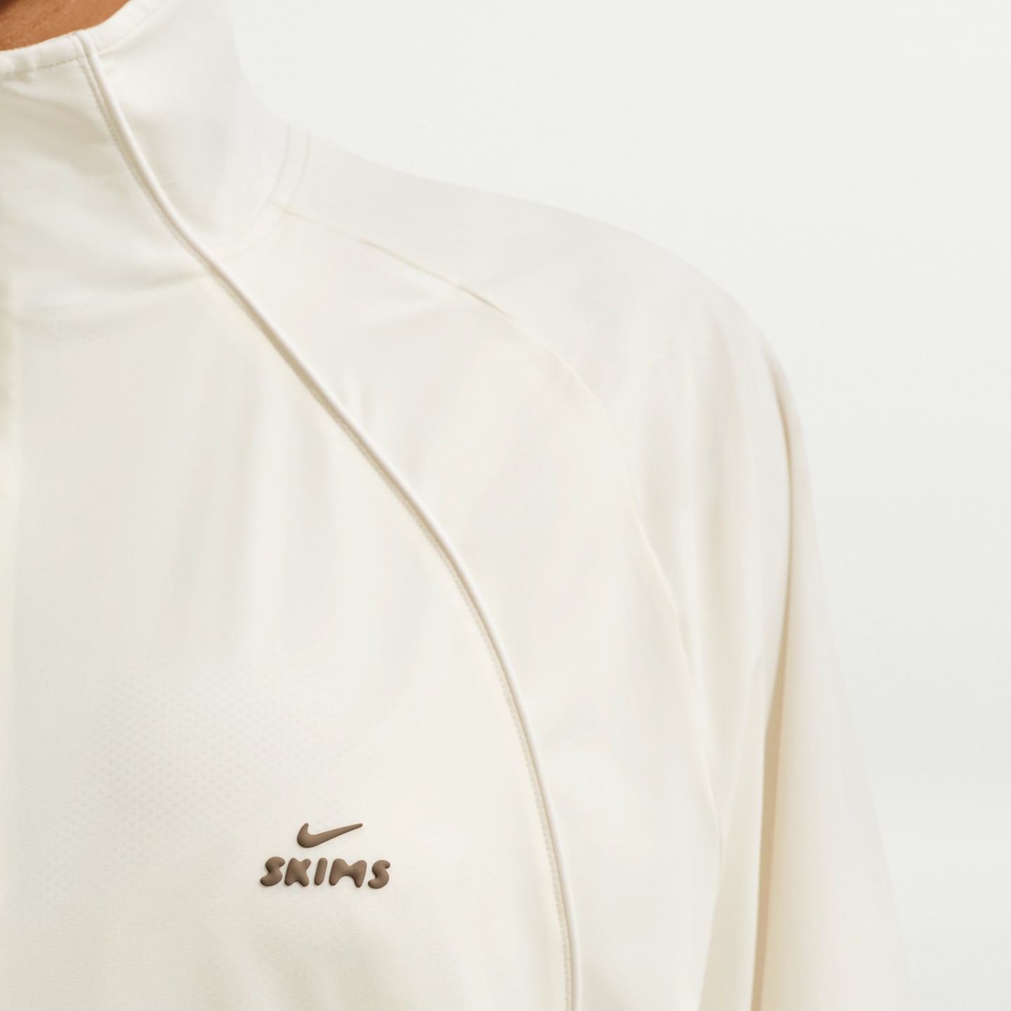 Женская куртка NikeSKIMS Stretch Nylon оверсайз из эластичного нейлона, цвет: Слоновая кость — фото 6