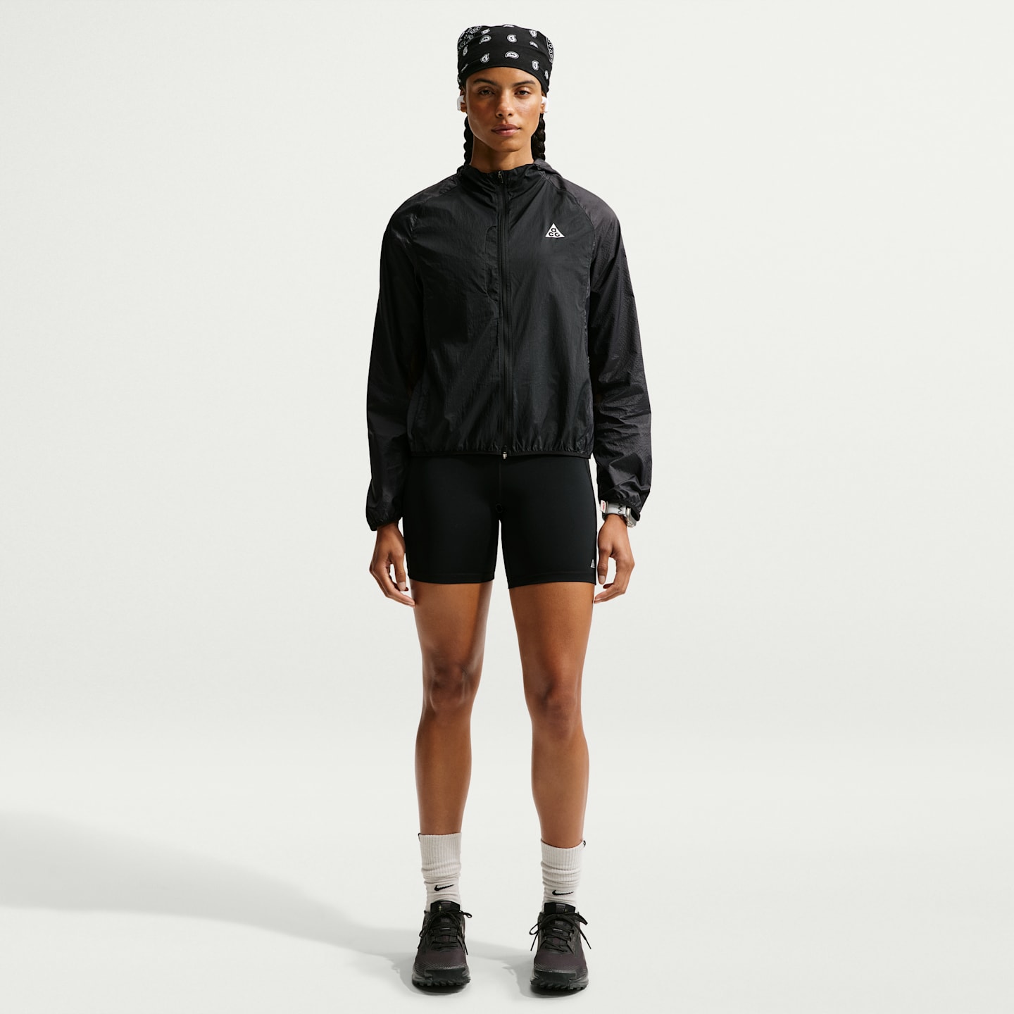 Женская куртка для трейлраннинга Nike ACG Aireez с защитой от UV, цвет: Чёрный / Снежный белый — фото 4
