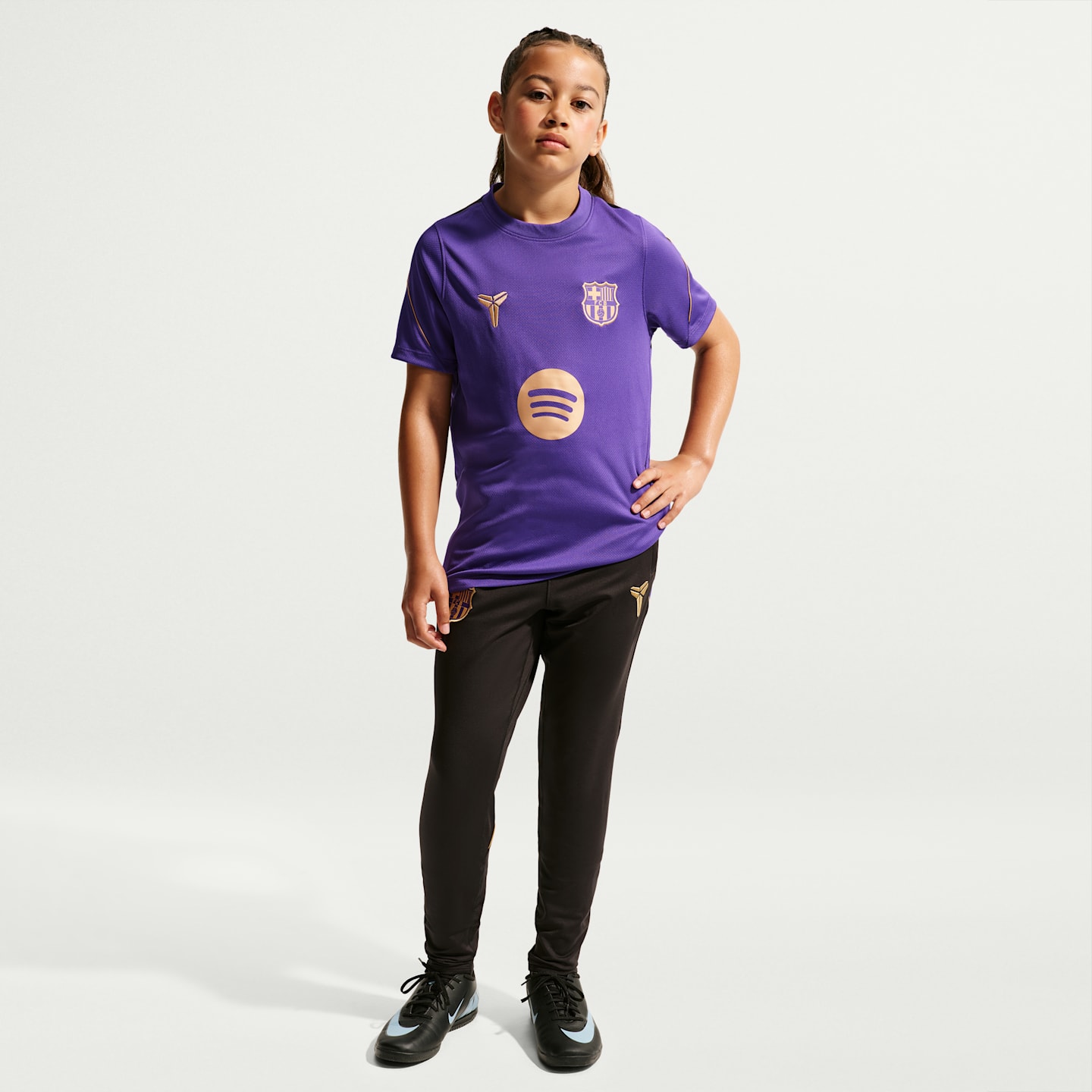 Детский топ Nike FC Barcelona Strike Away Kobe Dri-FIT Soccer Short-Sleeve, цвет: Фиолетовый / Золотой — фото 6