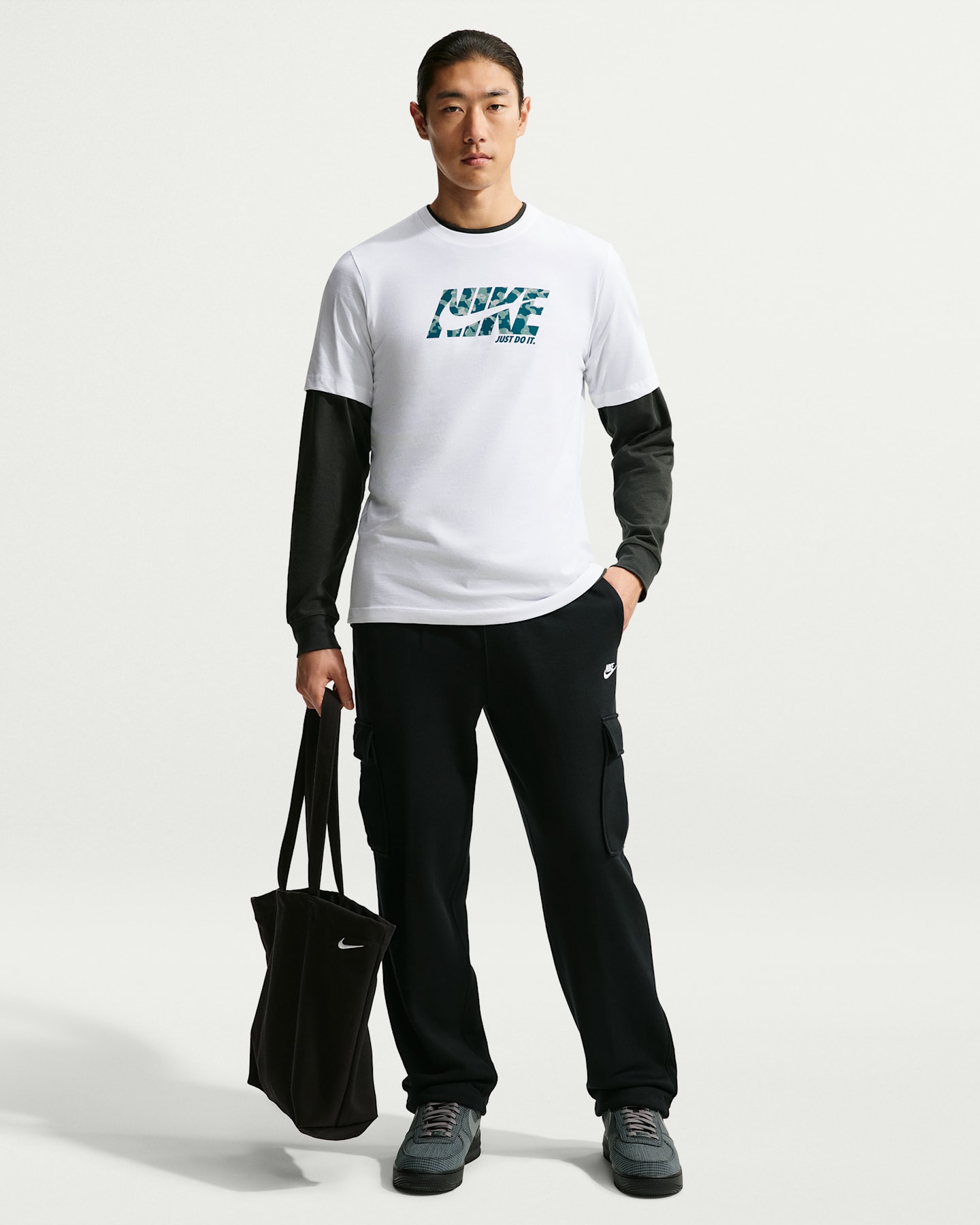 Мужские флисовые брюки-карго с открытым низом Nike Club, цвет: Чёрный / Белый — фото 7