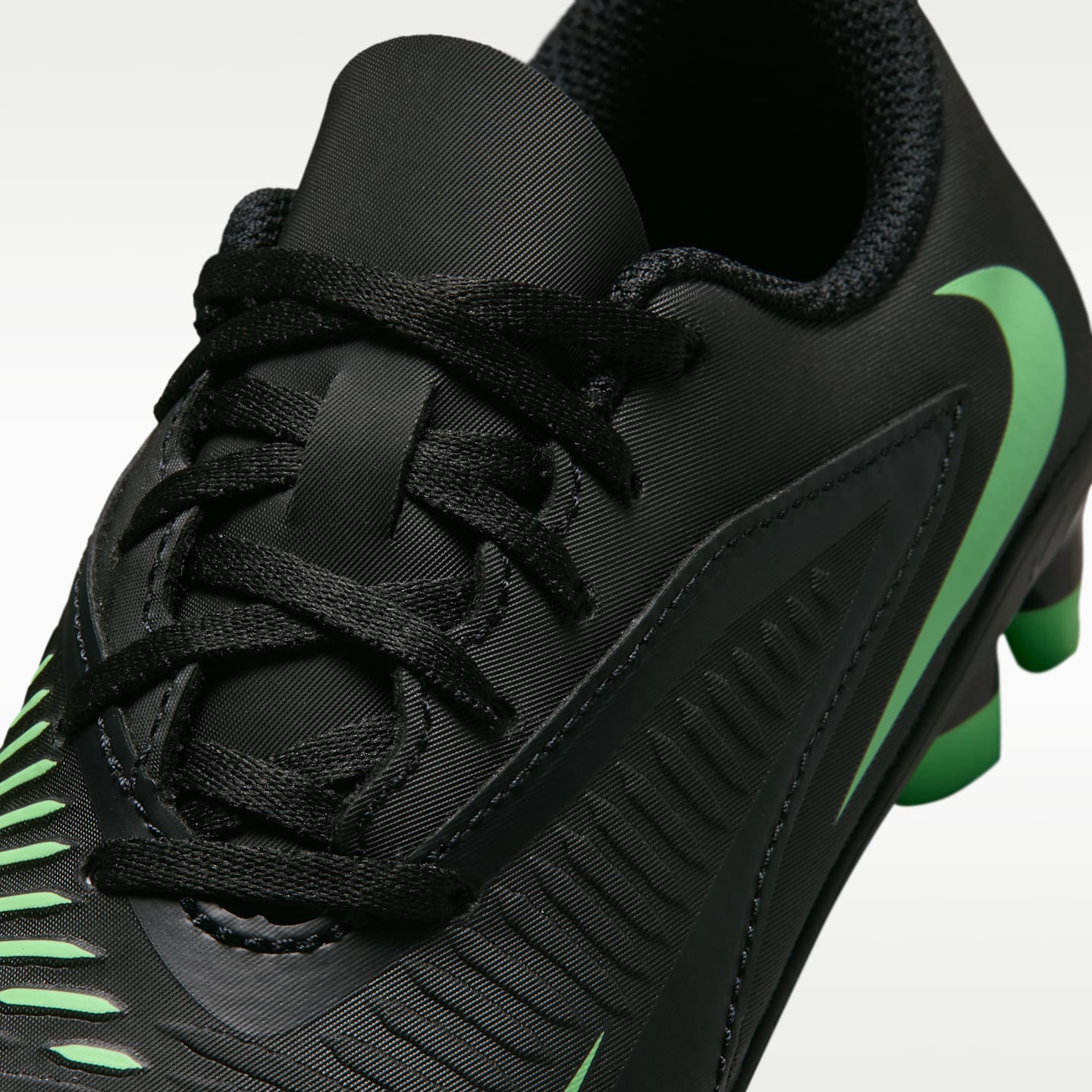 Детские бутсы Nike Jr. Phantom 6 Low Club Multi-Ground Soccer Cleats, цвет: Чёрный / Зелёный — фото 8