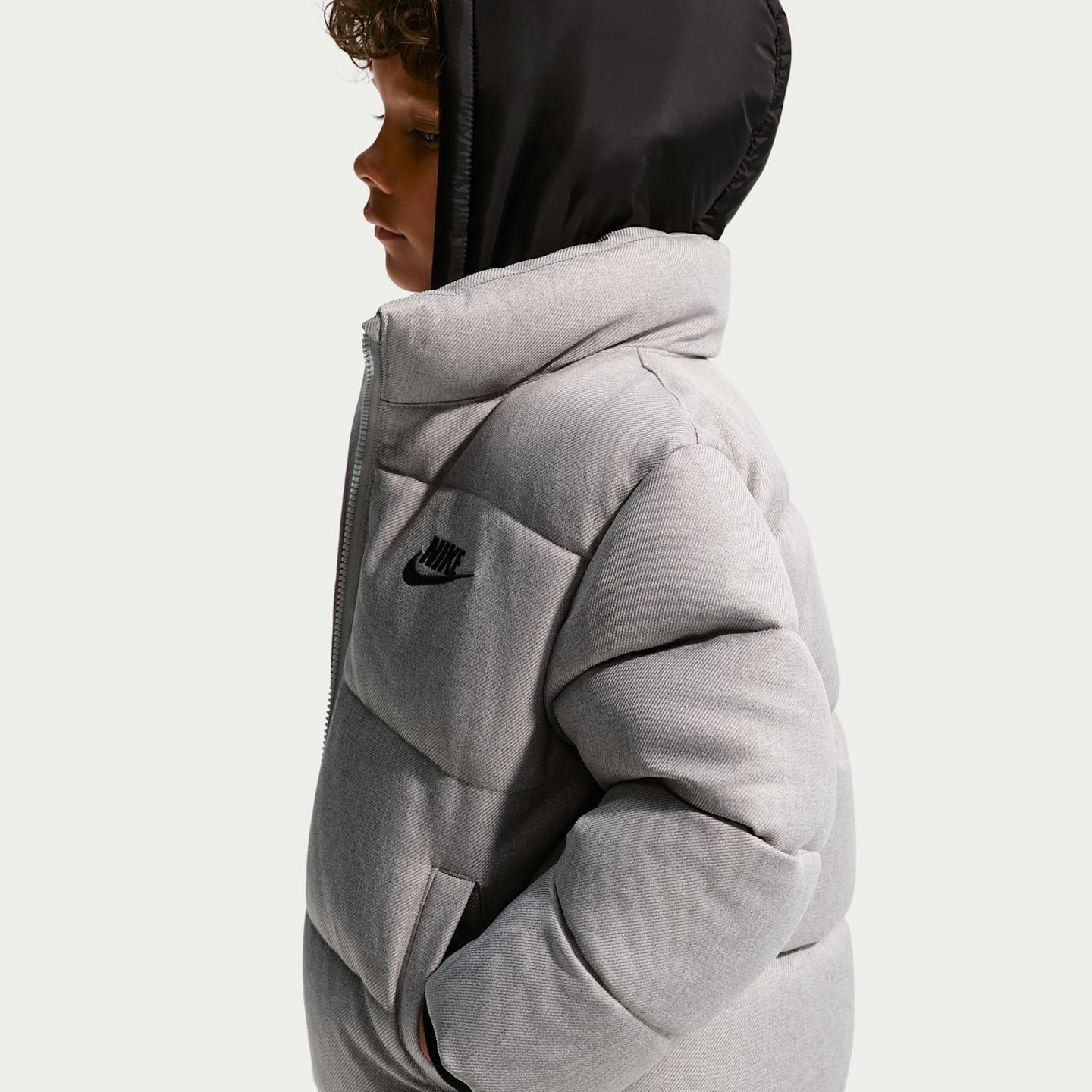 Детская куртка-пуховик Nike из меланжевого твила, цвет: Тёмный серый меланжевый — фото 2