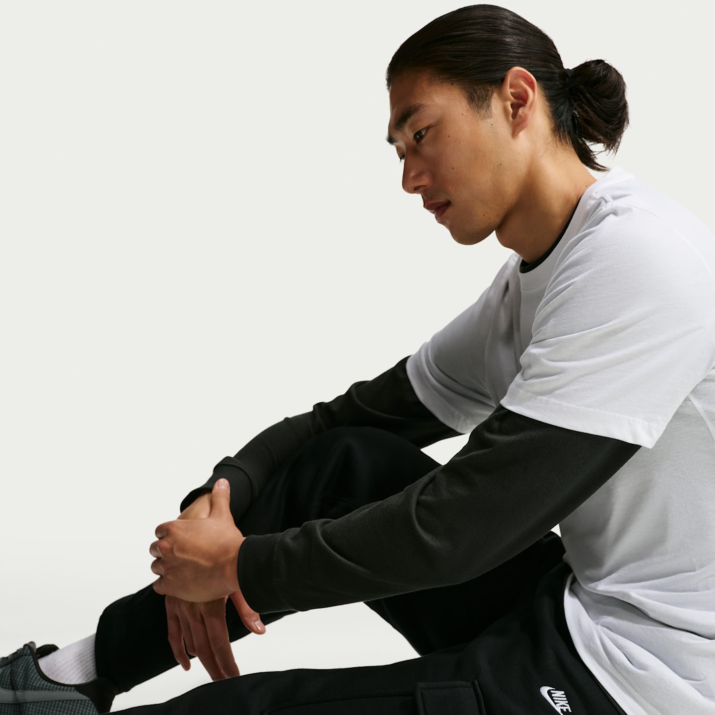 Мужские флисовые брюки-карго с открытым низом Nike Club, цвет: Чёрный / Белый — фото 4