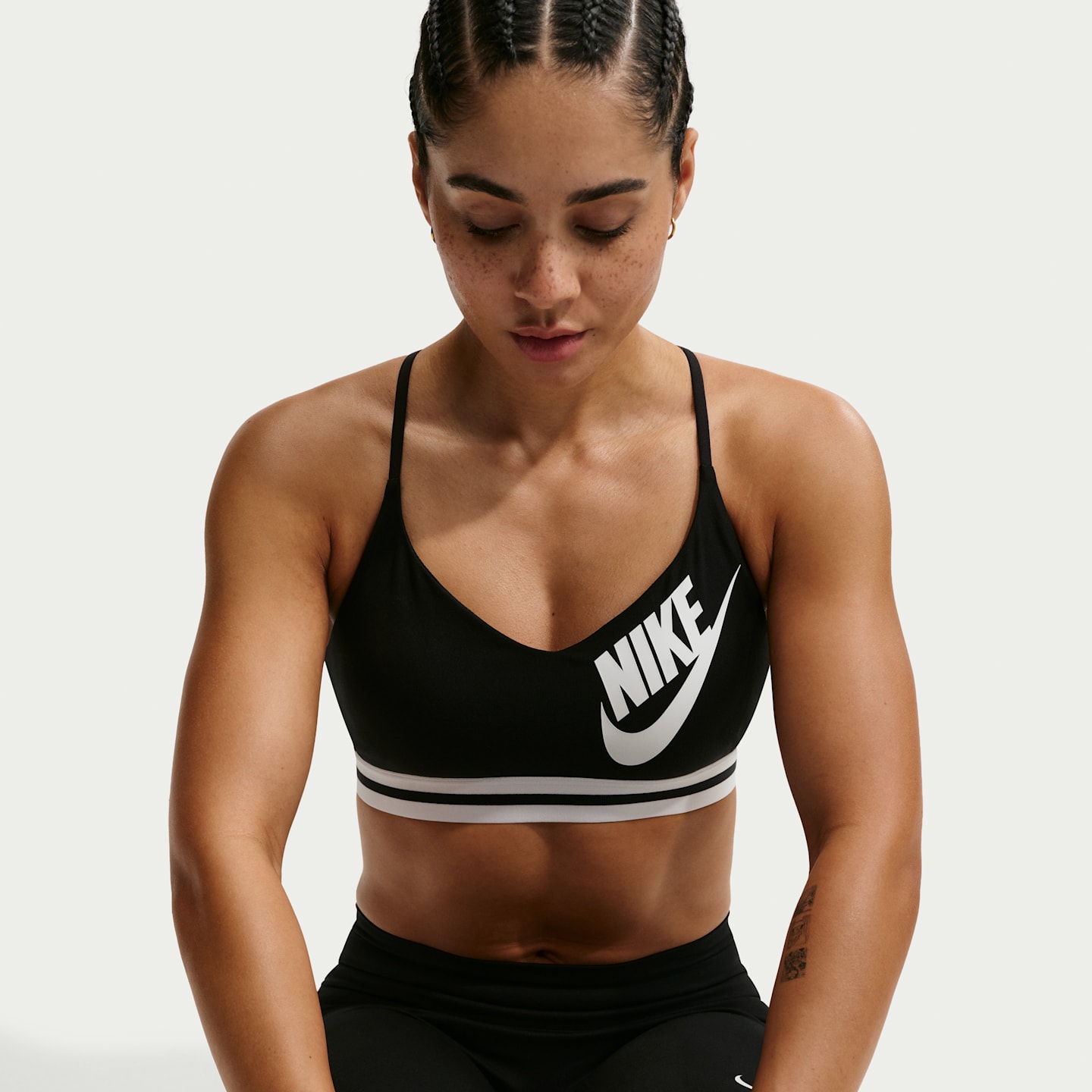 Спортивное бра Indy, лёгкая поддержка — Nike, цвет: Чёрный / Белый — фото 3