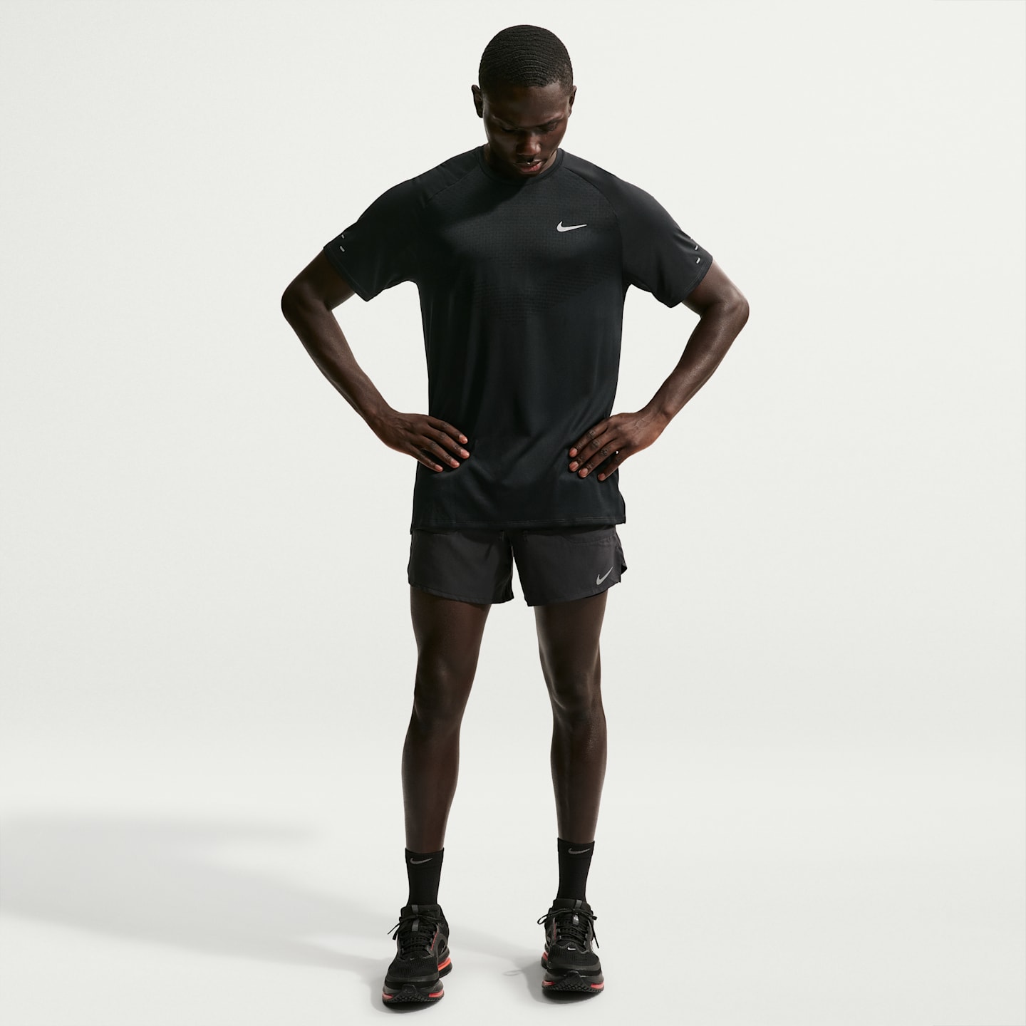 Мужской беговой топ Nike Stride Dri-FIT ADV с коротким рукавом, цвет: Чёрный — фото 4